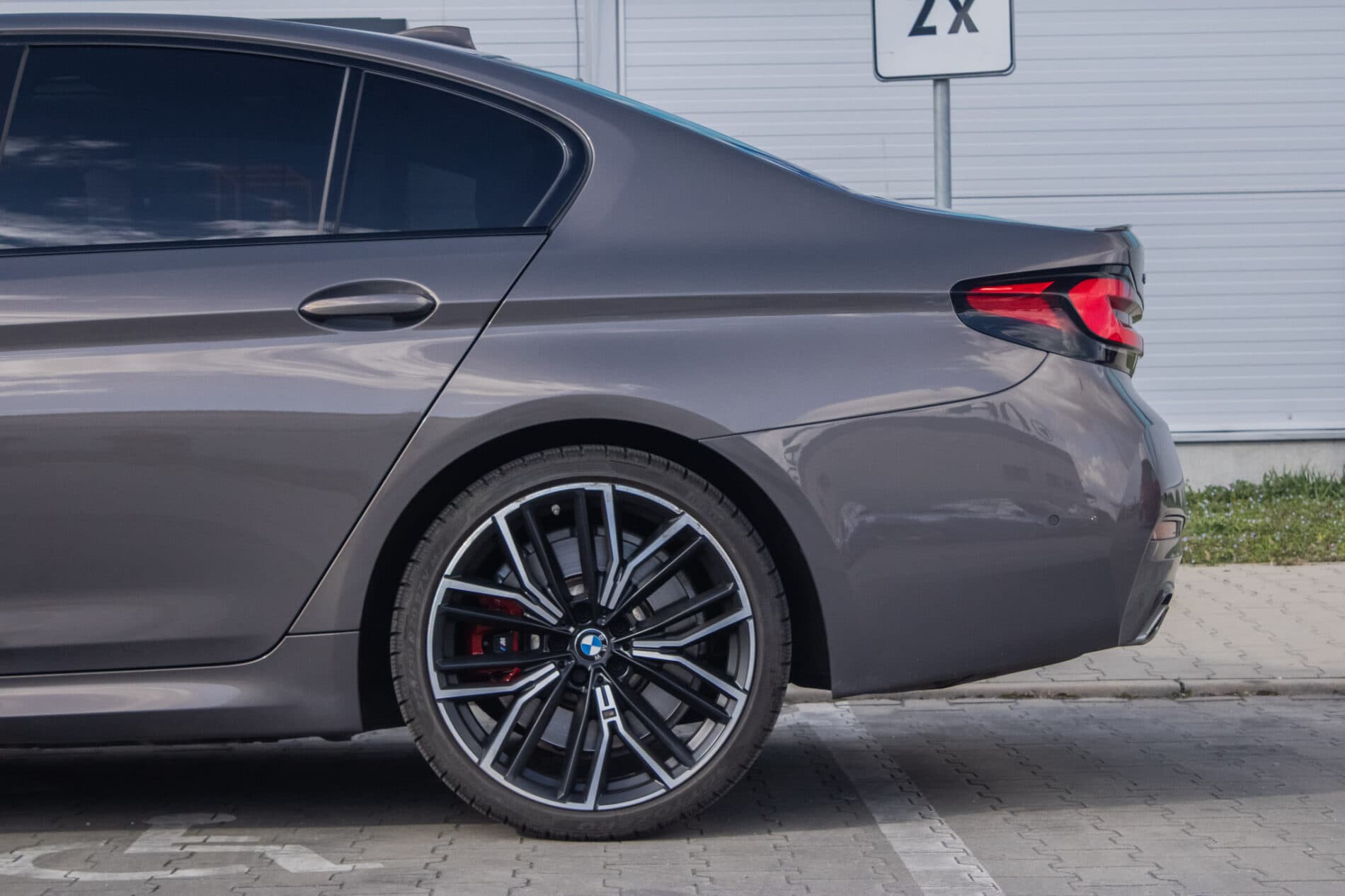 2021 BMW 540d, šedá sedan, 46 152 km
