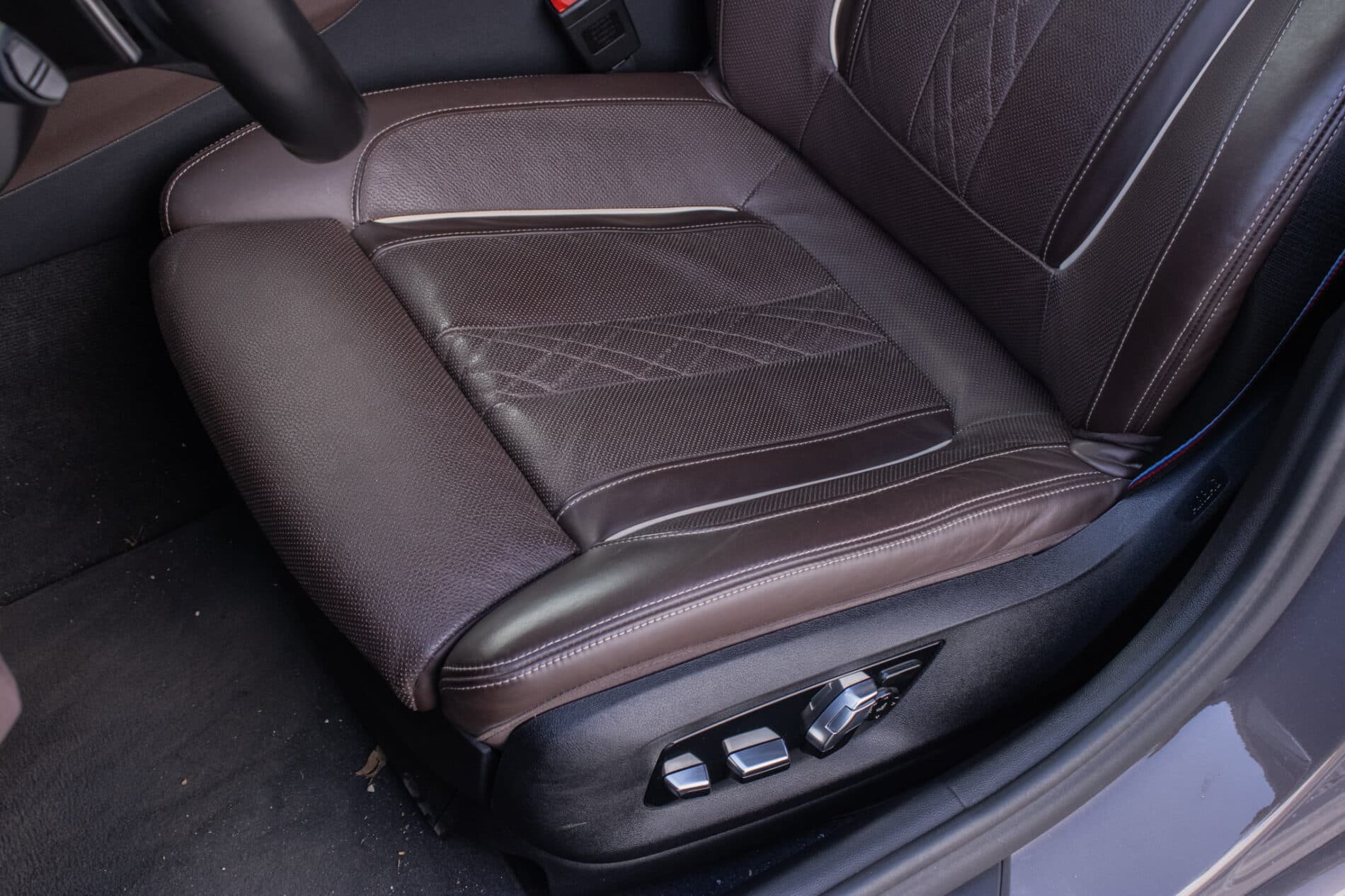 2021 BMW 540d, šedá sedan, 46 152 km