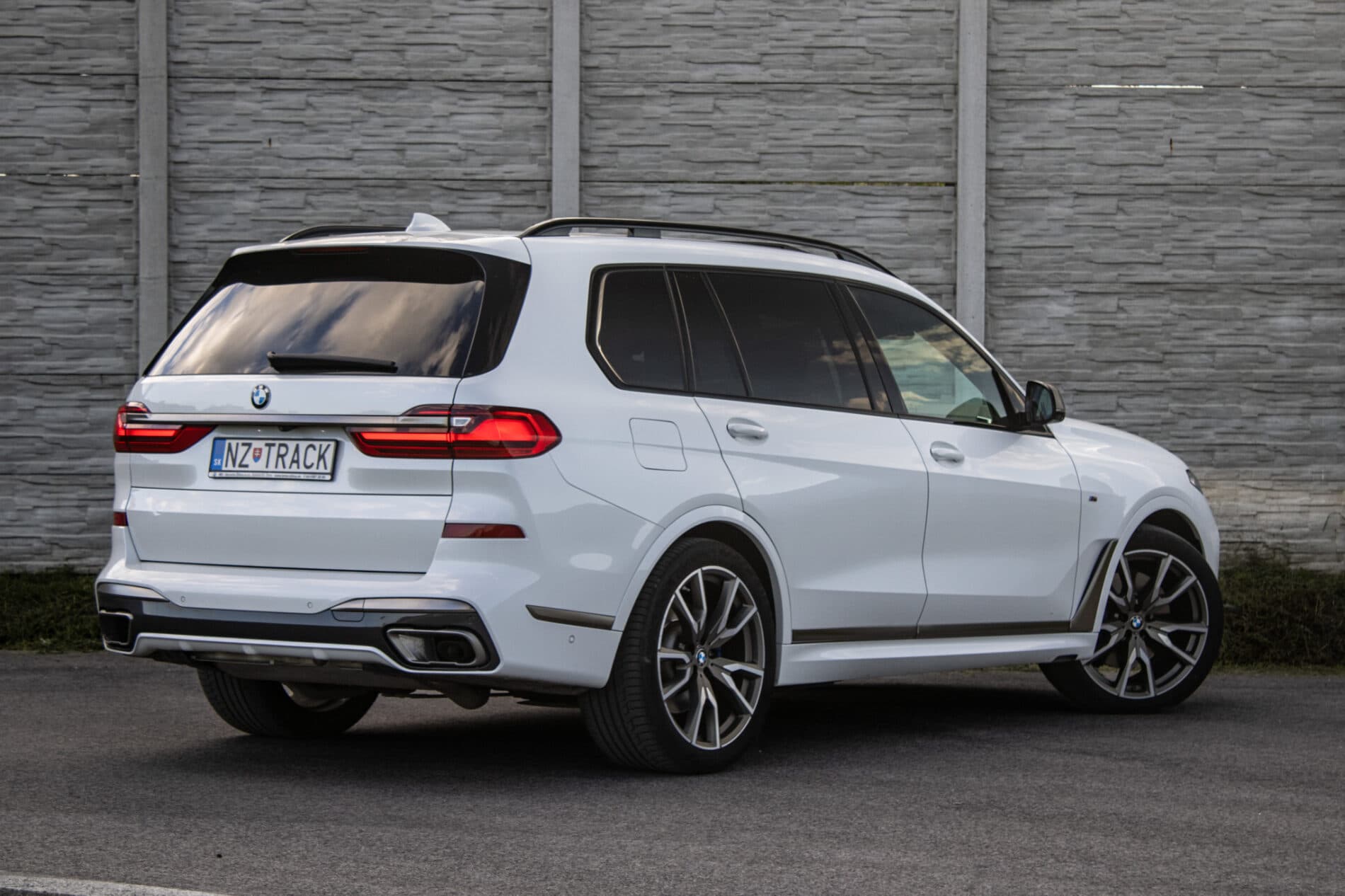 2020 BMW X7 M50d, bílá suv, 129 000 km