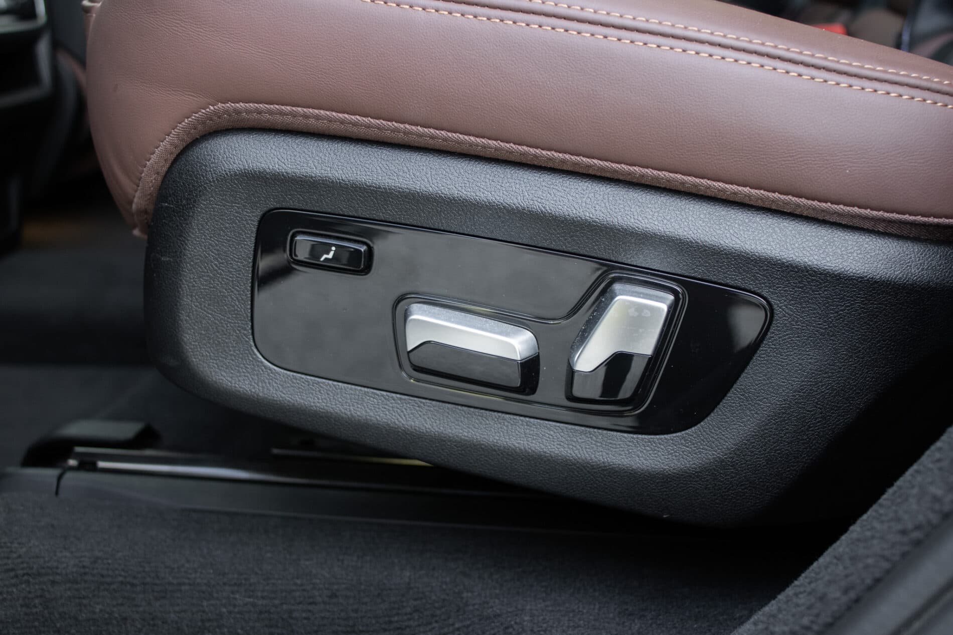 2020 BMW X7 M50d, bílá suv, 129 000 km