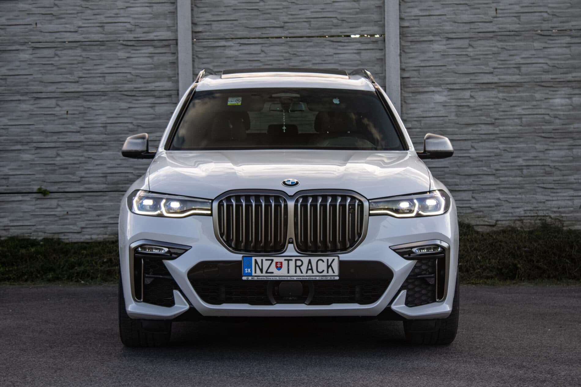 2020 BMW X7 M50d, bílá suv, 129 000 km