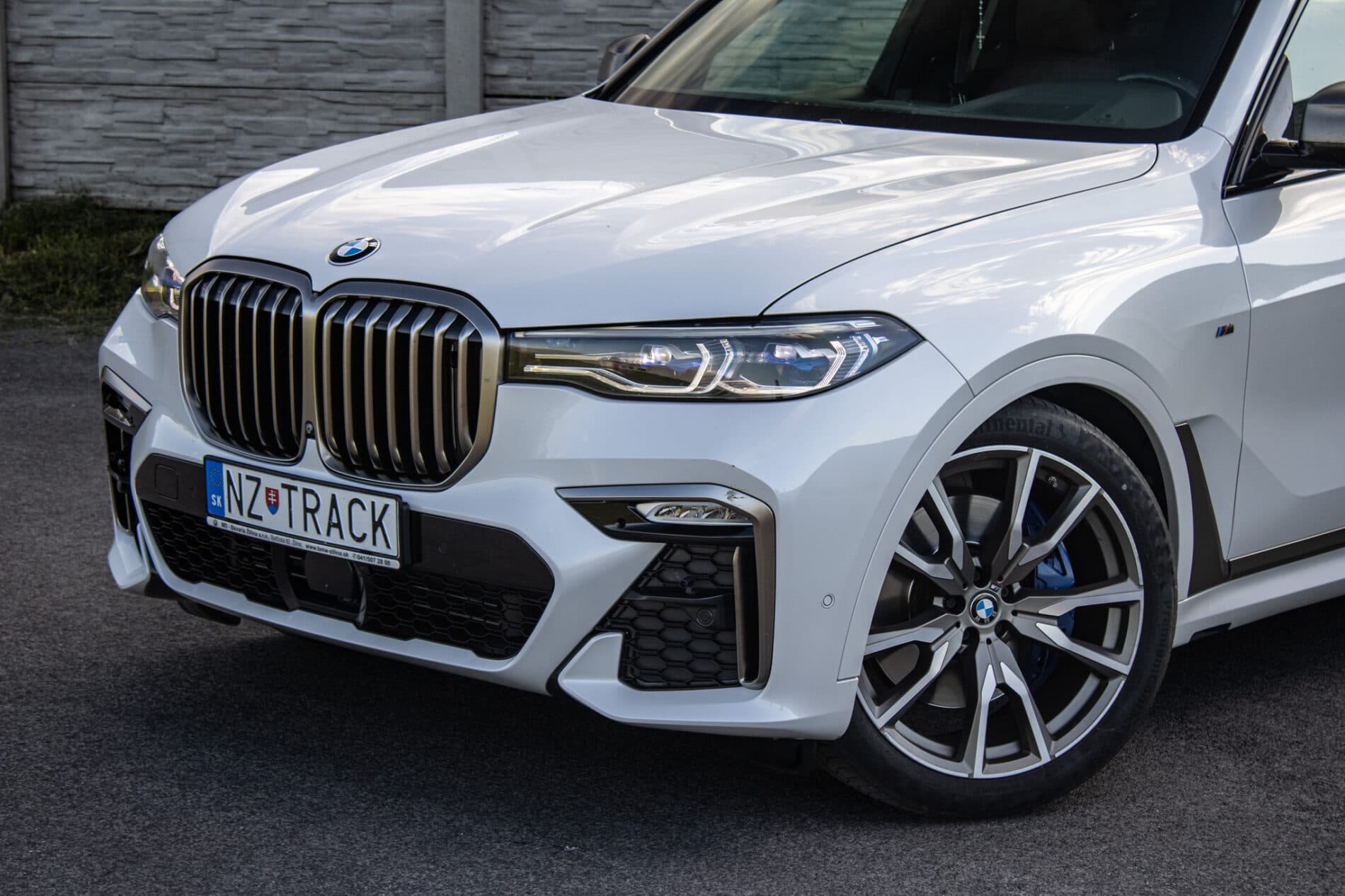 2020 BMW X7 M50d, bílá suv, 129 000 km