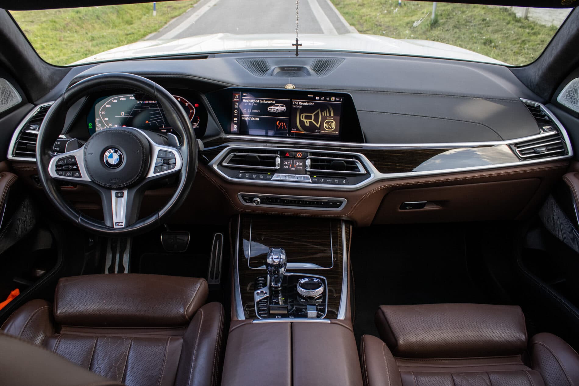 2020 BMW X7 M50d, bílá suv, 129 000 km