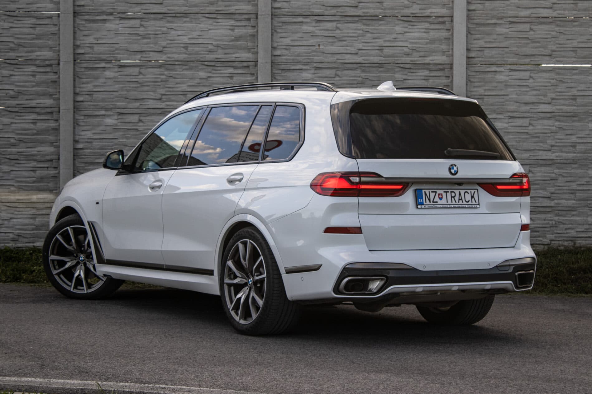 2020 BMW X7 M50d, bílá suv, 129 000 km