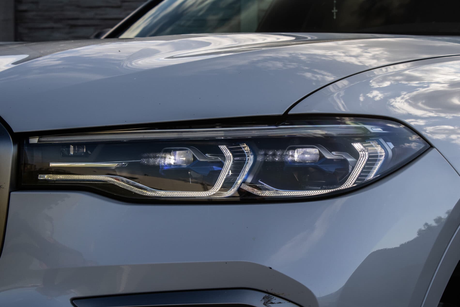 2020 BMW X7 M50d, bílá suv, 129 000 km