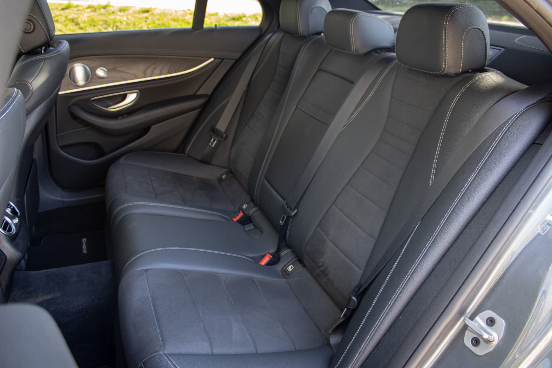 2020 Mercedes-Benz E 400d, šedá sedan, 93 682 km