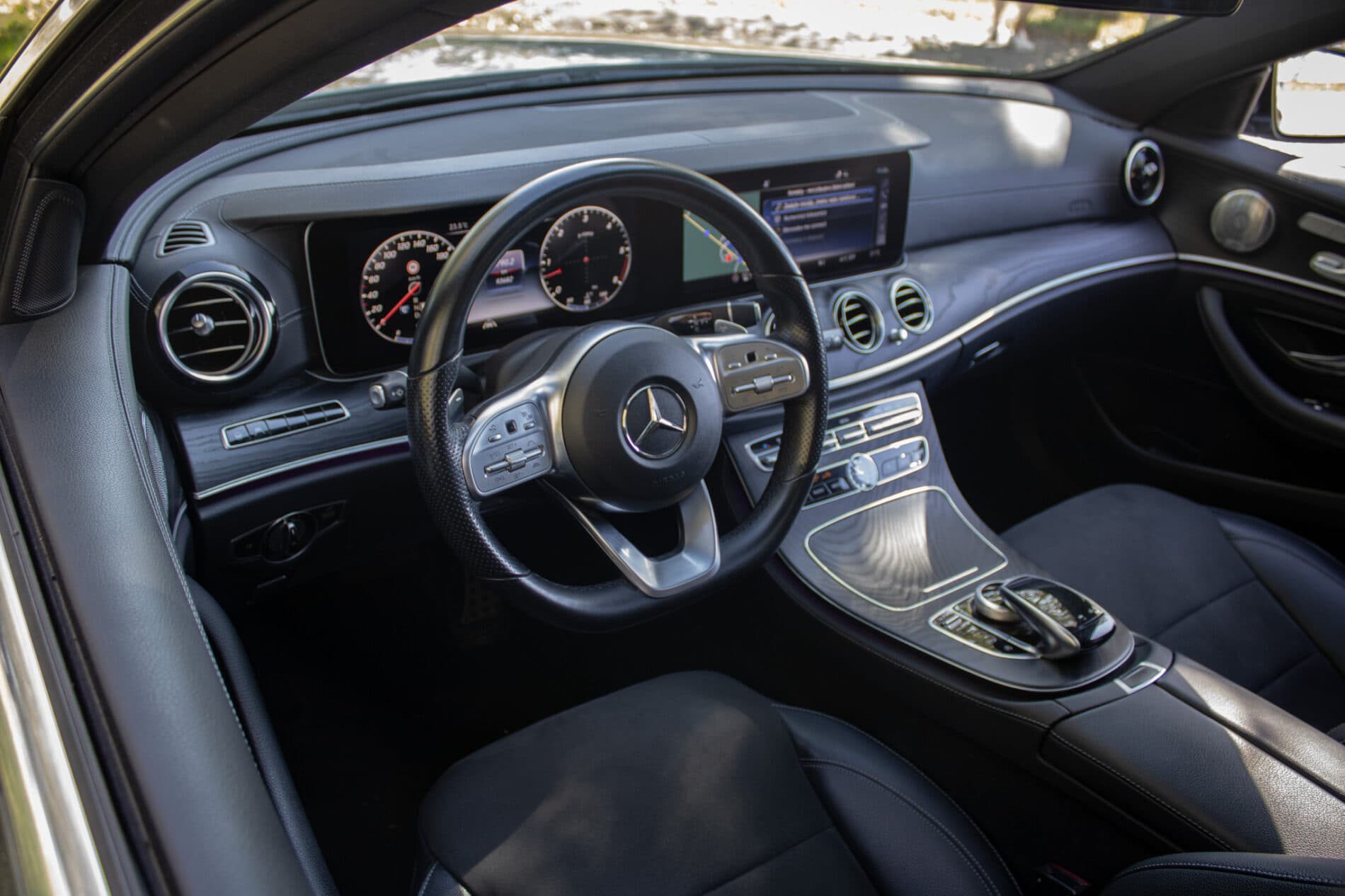 2020 Mercedes-Benz E 400d, šedá sedan, 93 682 km