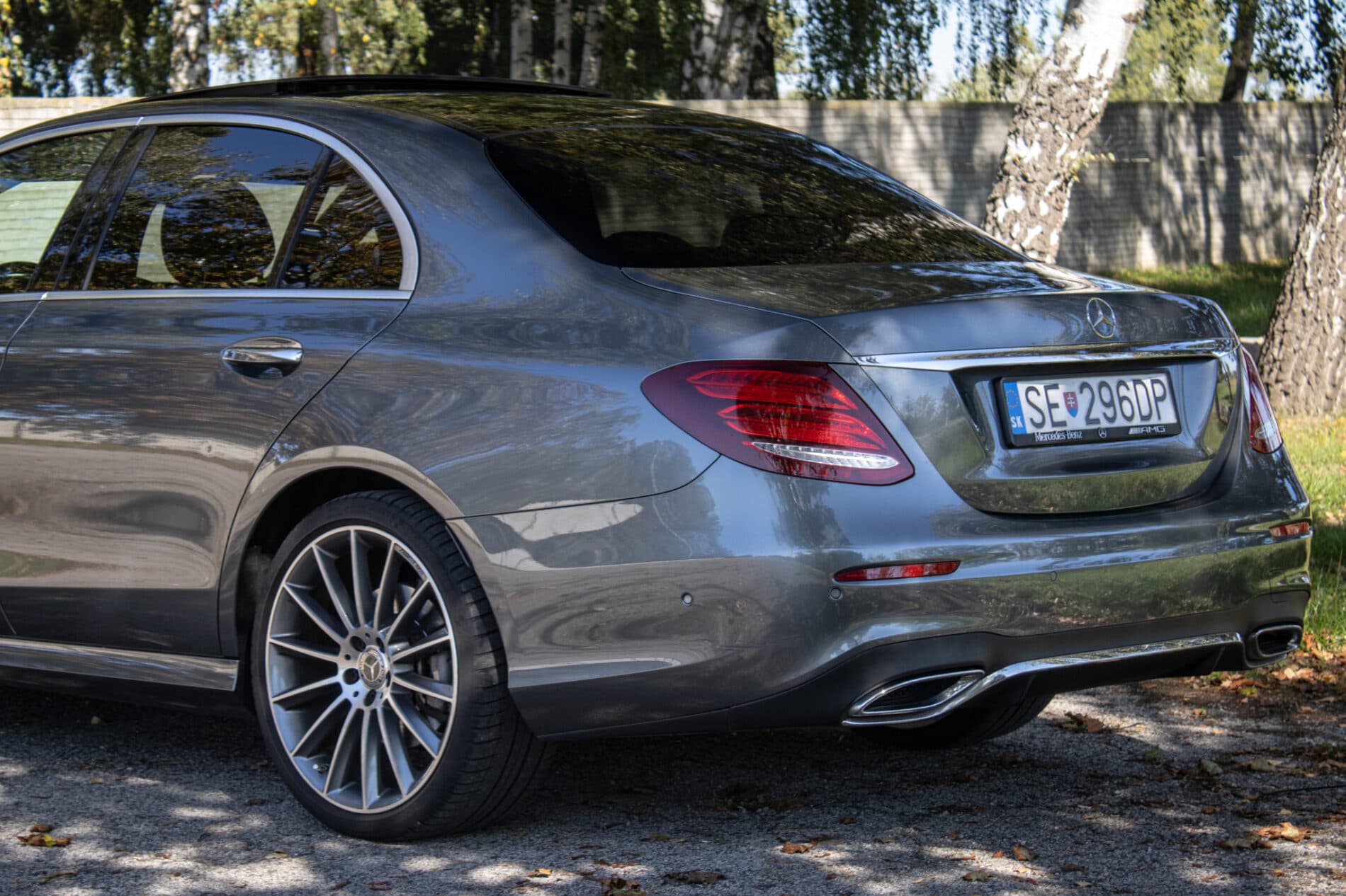 2020 Mercedes-Benz E 400d, šedá sedan, 93 682 km