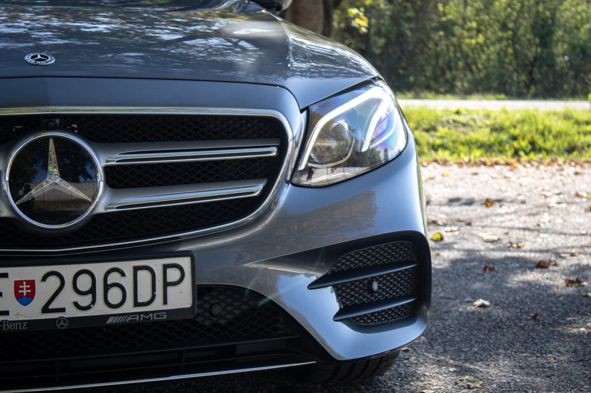 2020 Mercedes-Benz E 400d, šedá sedan, 93 682 km
