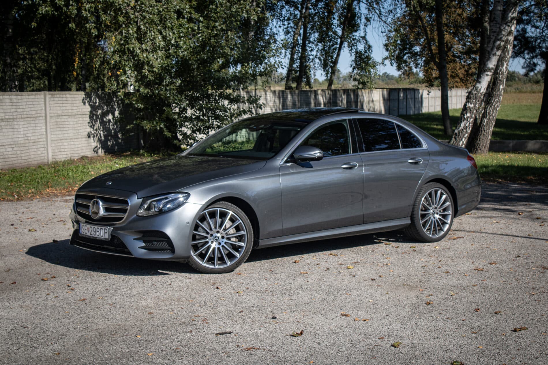 2020 Mercedes-Benz E 400d, šedá sedan, 93 682 km