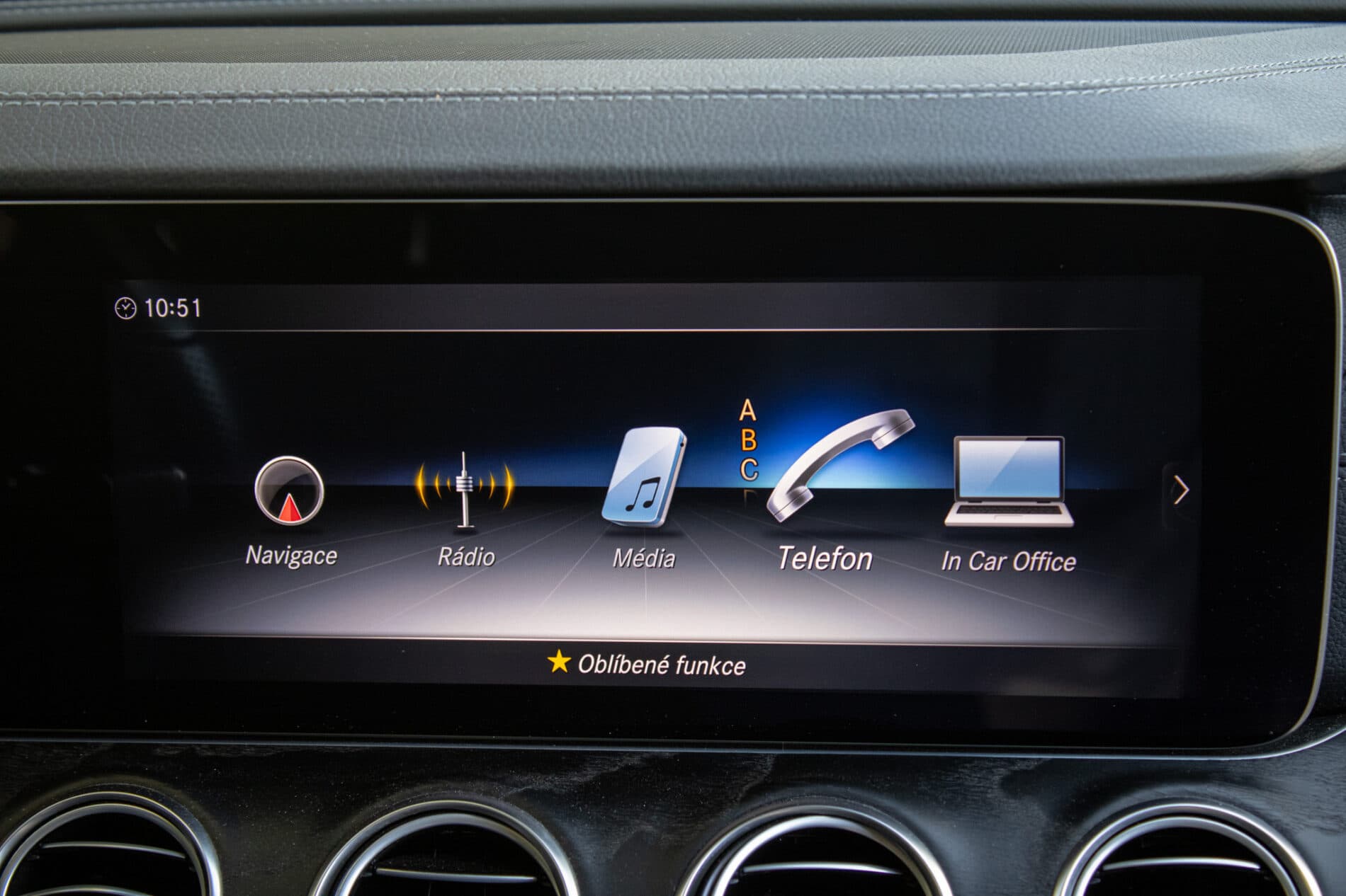 2020 Mercedes-Benz E 400d, šedá sedan, 93 682 km
