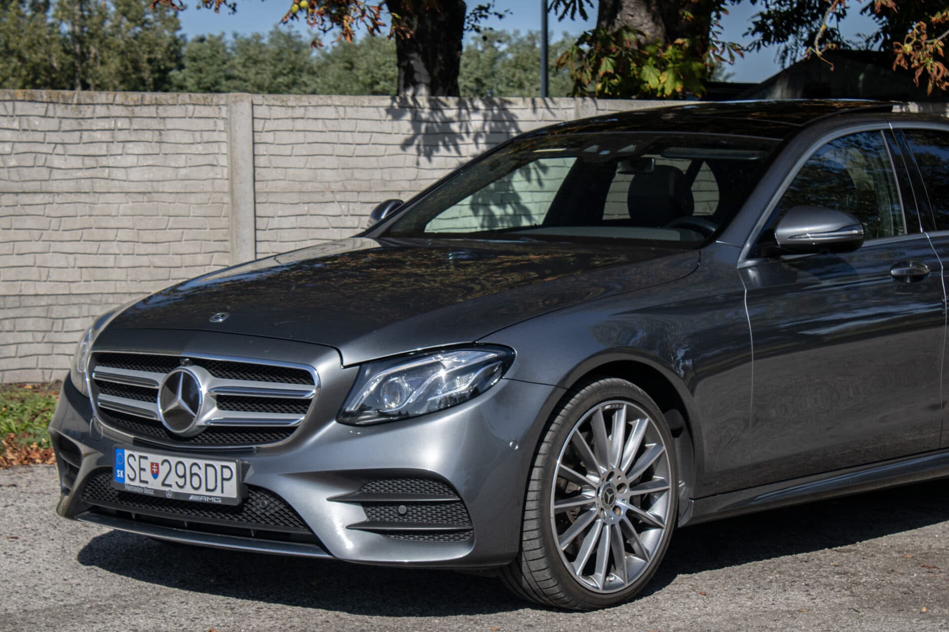 2020 Mercedes-Benz E 400d, šedá sedan, 93 682 km