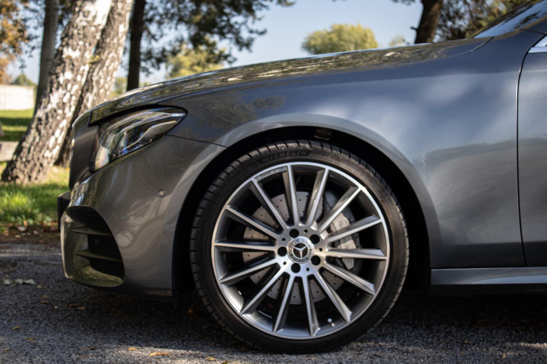 2020 Mercedes-Benz E 400d, šedá sedan, 93 682 km