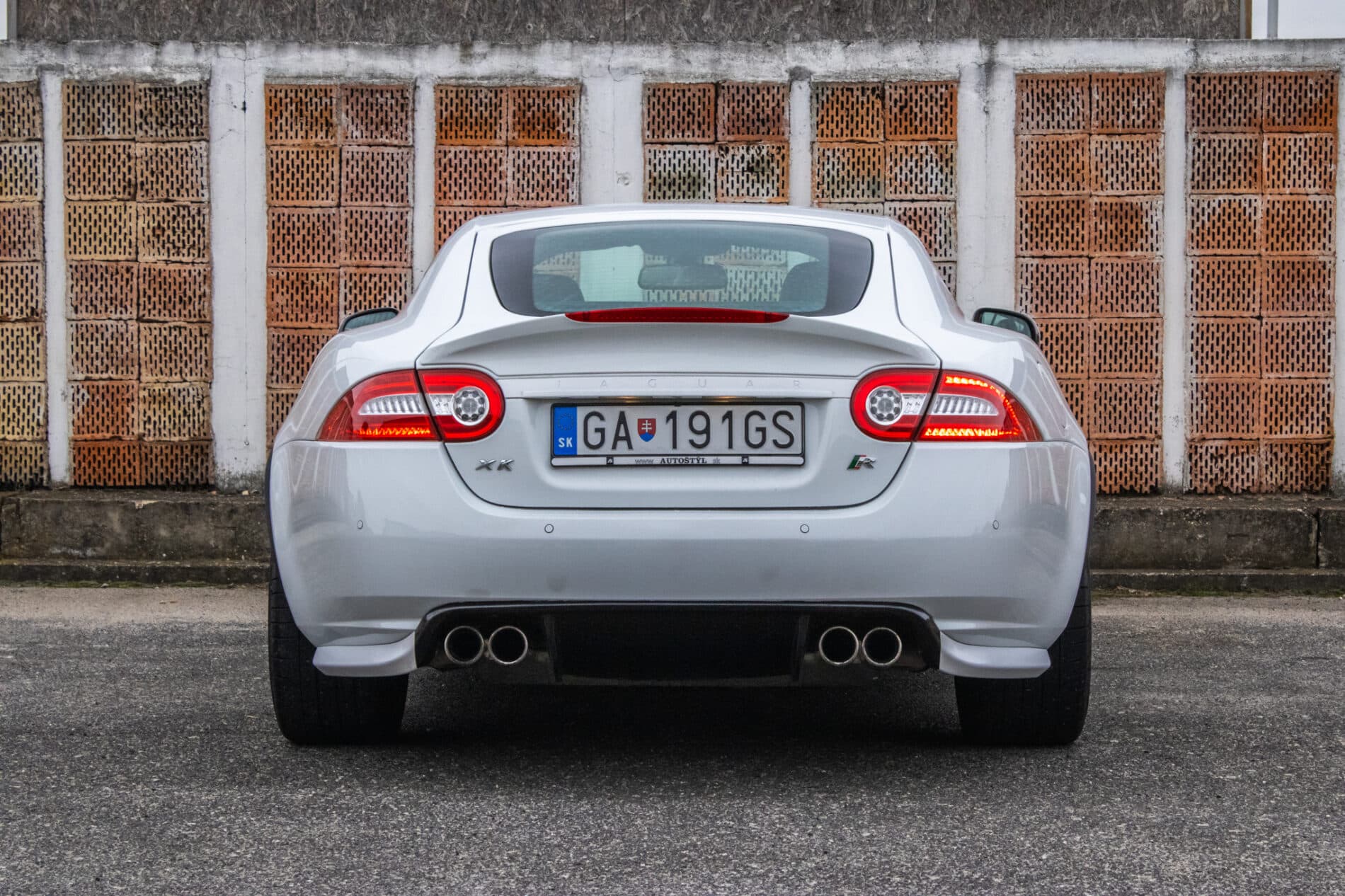 2010 Jaguar XKR, bílá kupé, 126 966 km