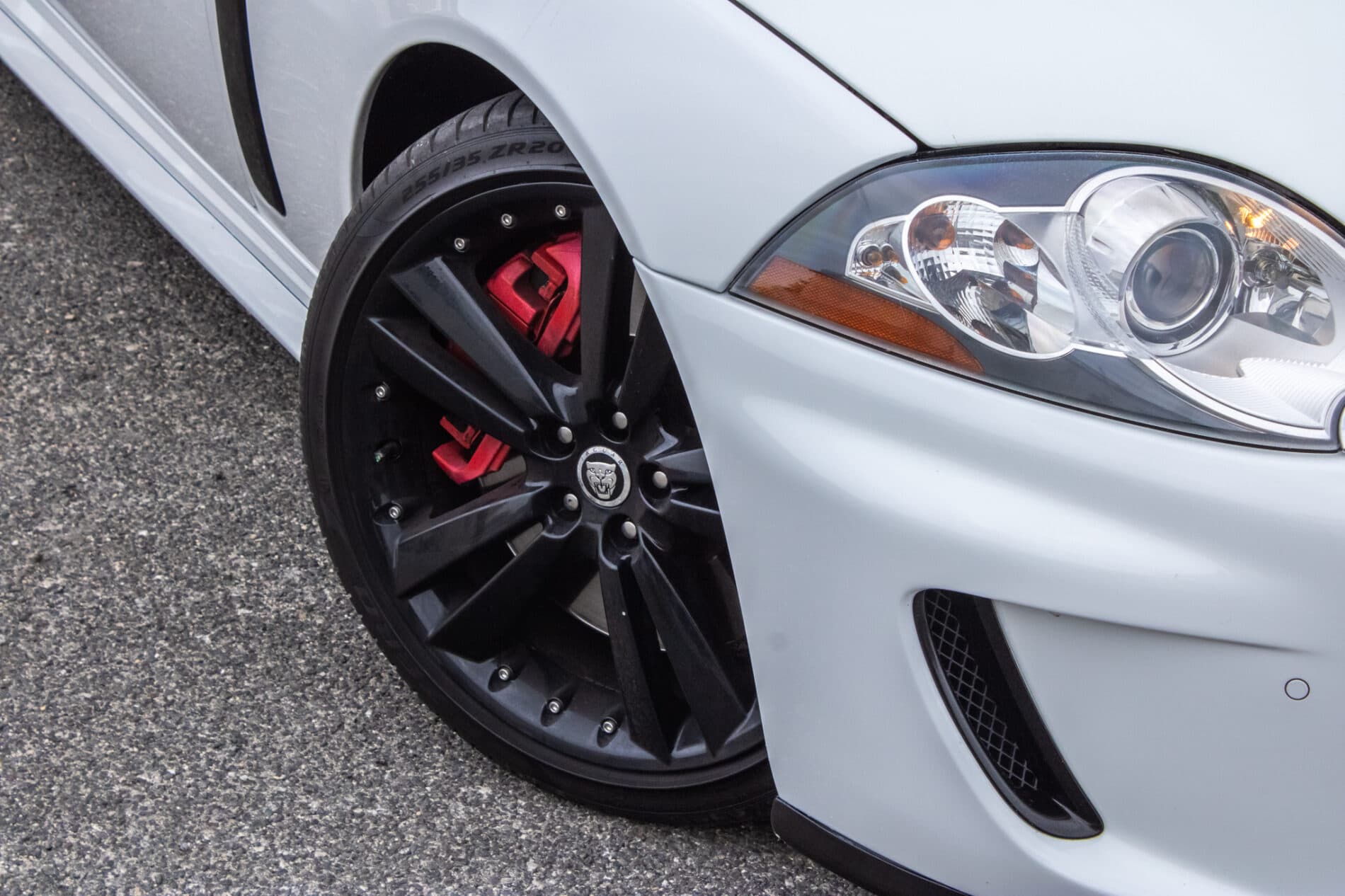 2010 Jaguar XKR, bílá kupé, 126 966 km