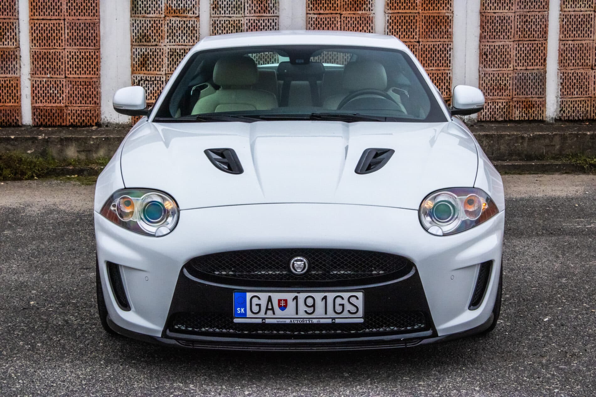 2010 Jaguar XKR, bílá kupé, 126 966 km