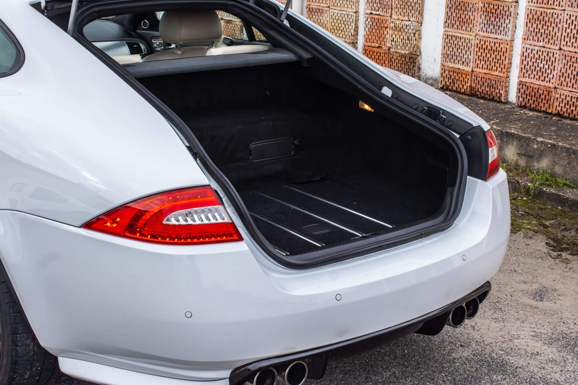 2010 Jaguar XKR, bílá kupé, 126 966 km