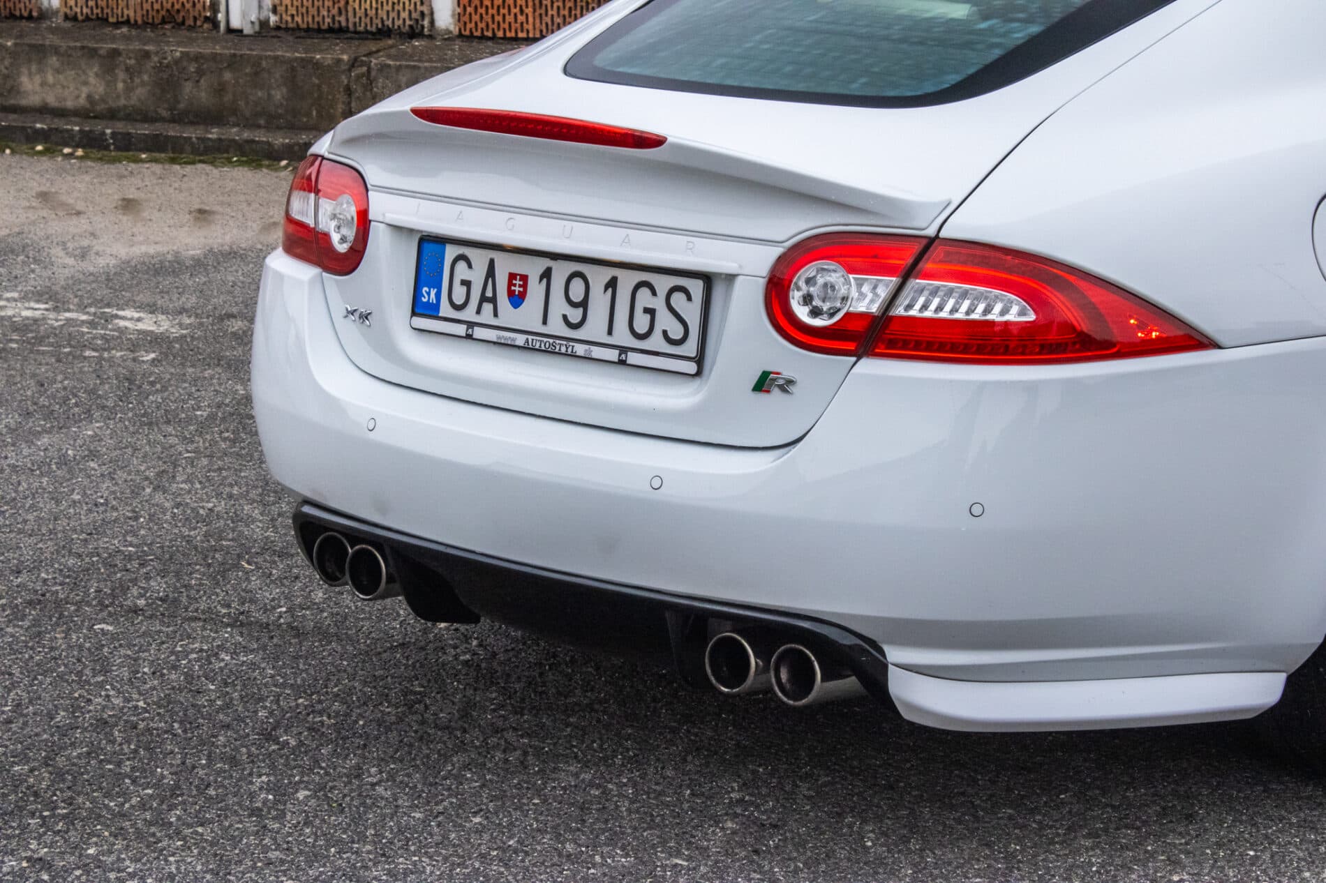 2010 Jaguar XKR, bílá kupé, 126 966 km