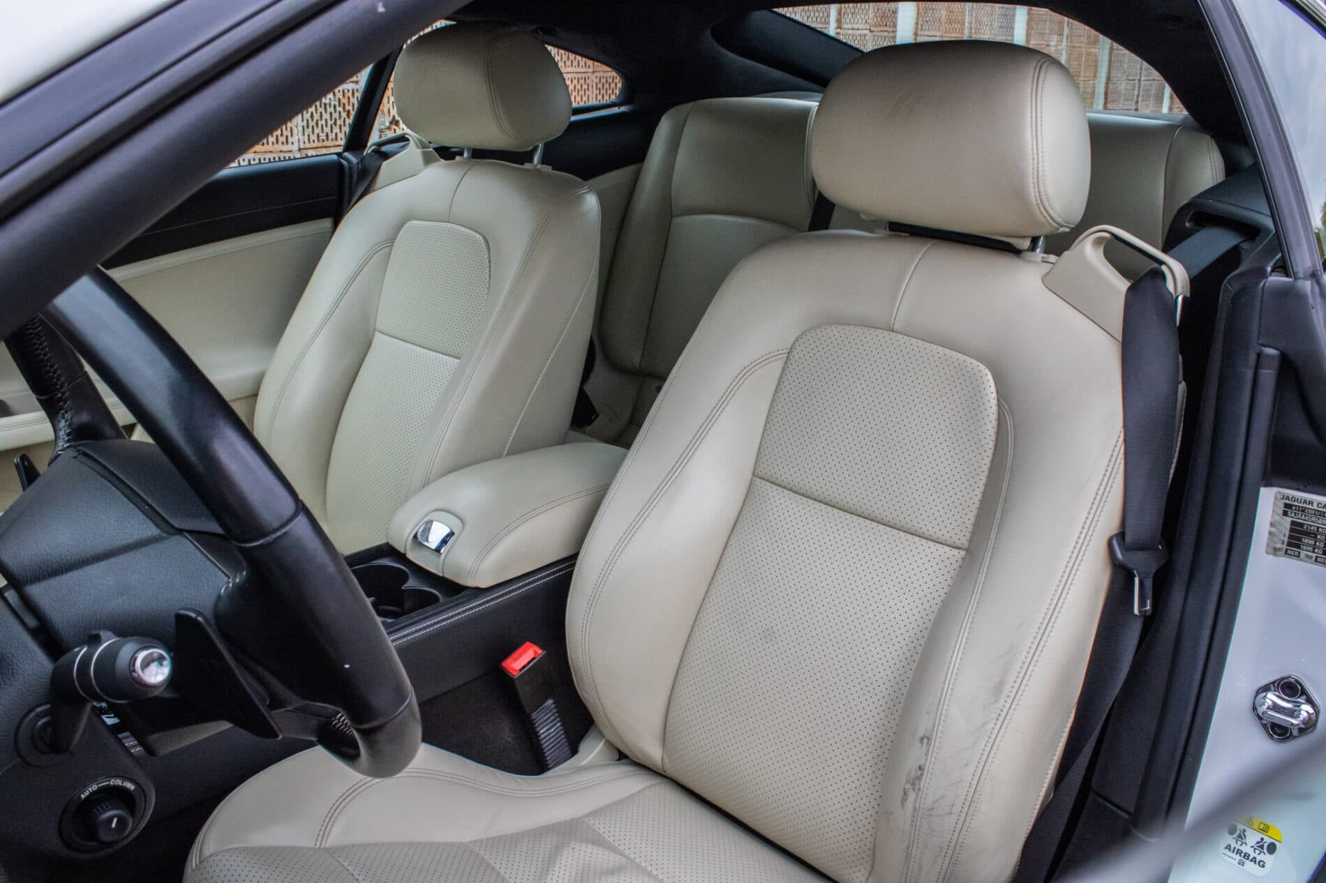 2010 Jaguar XKR, bílá kupé, 126 966 km