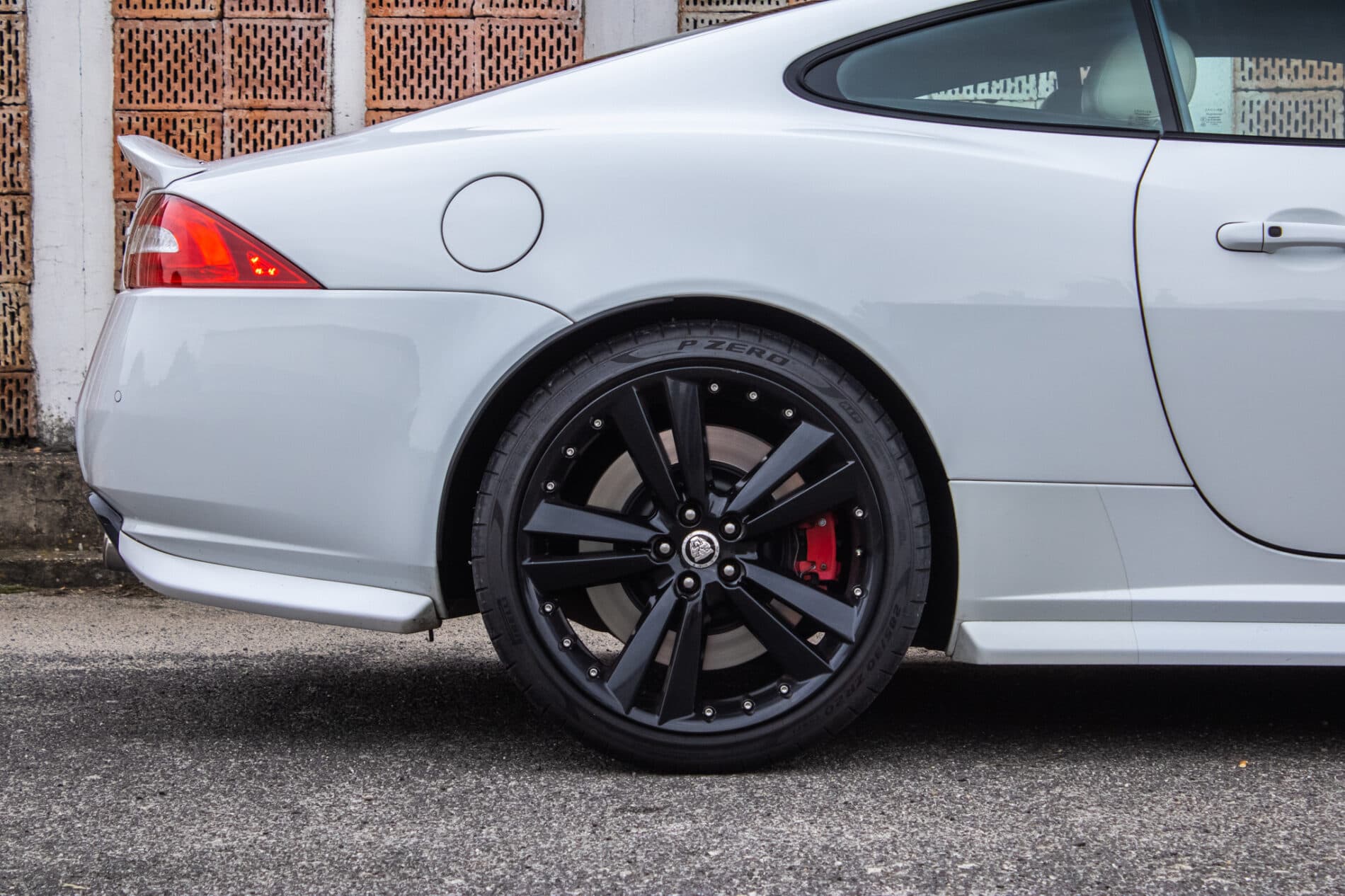 2010 Jaguar XKR, bílá kupé, 126 966 km