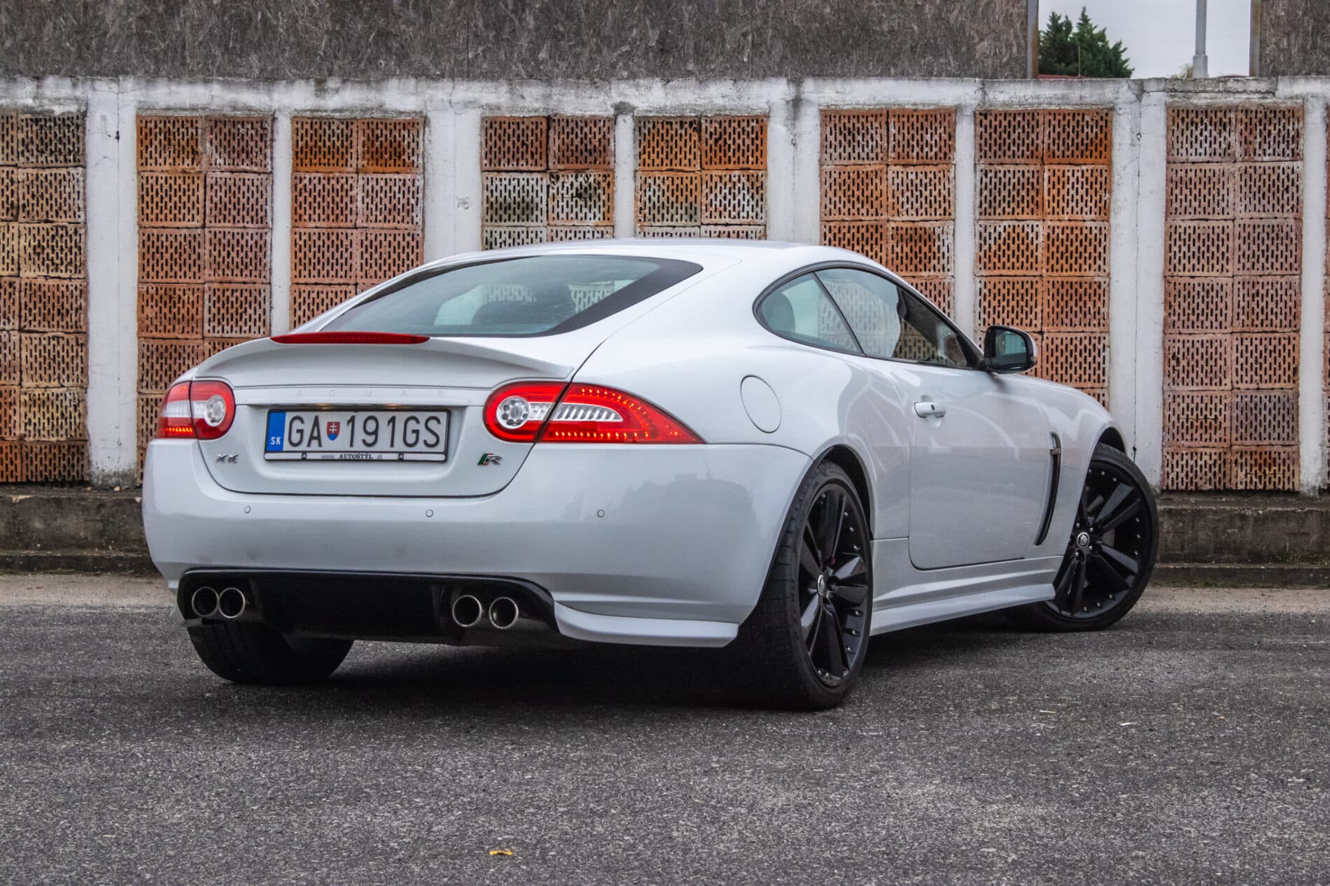 2010 Jaguar XKR, bílá kupé, 126 966 km