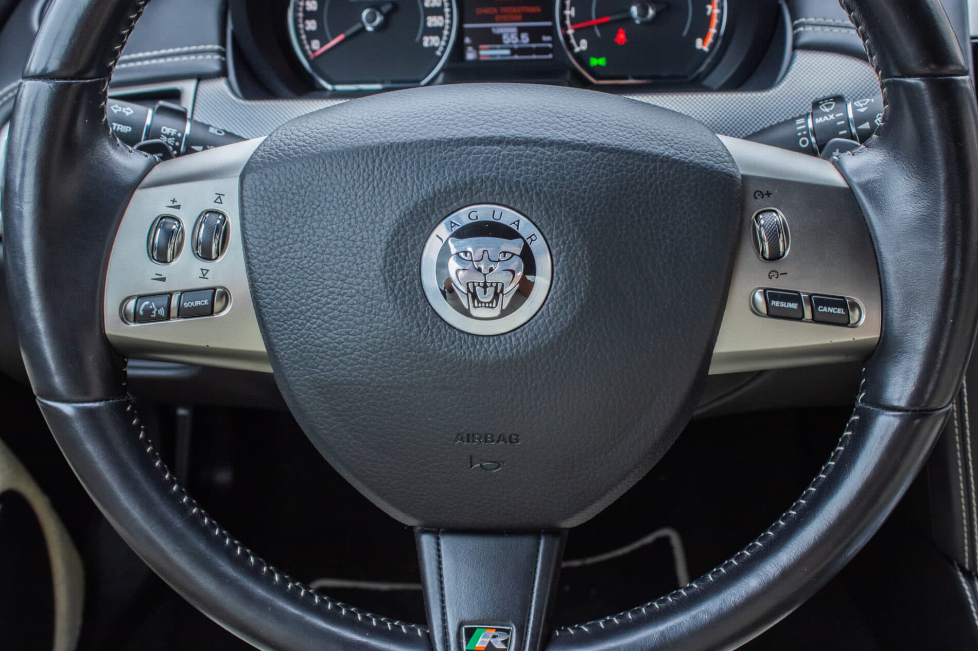 2010 Jaguar XKR, bílá kupé, 126 966 km