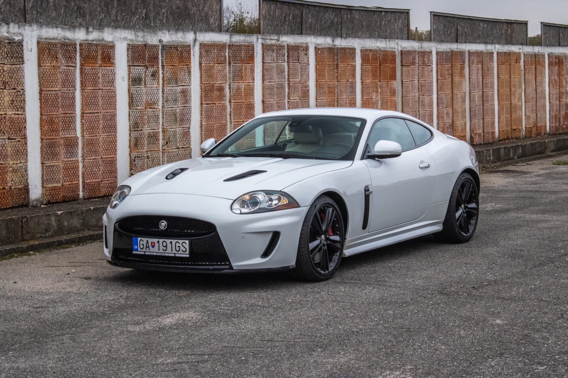 2010 Jaguar XKR, bílá kupé, 126 966 km