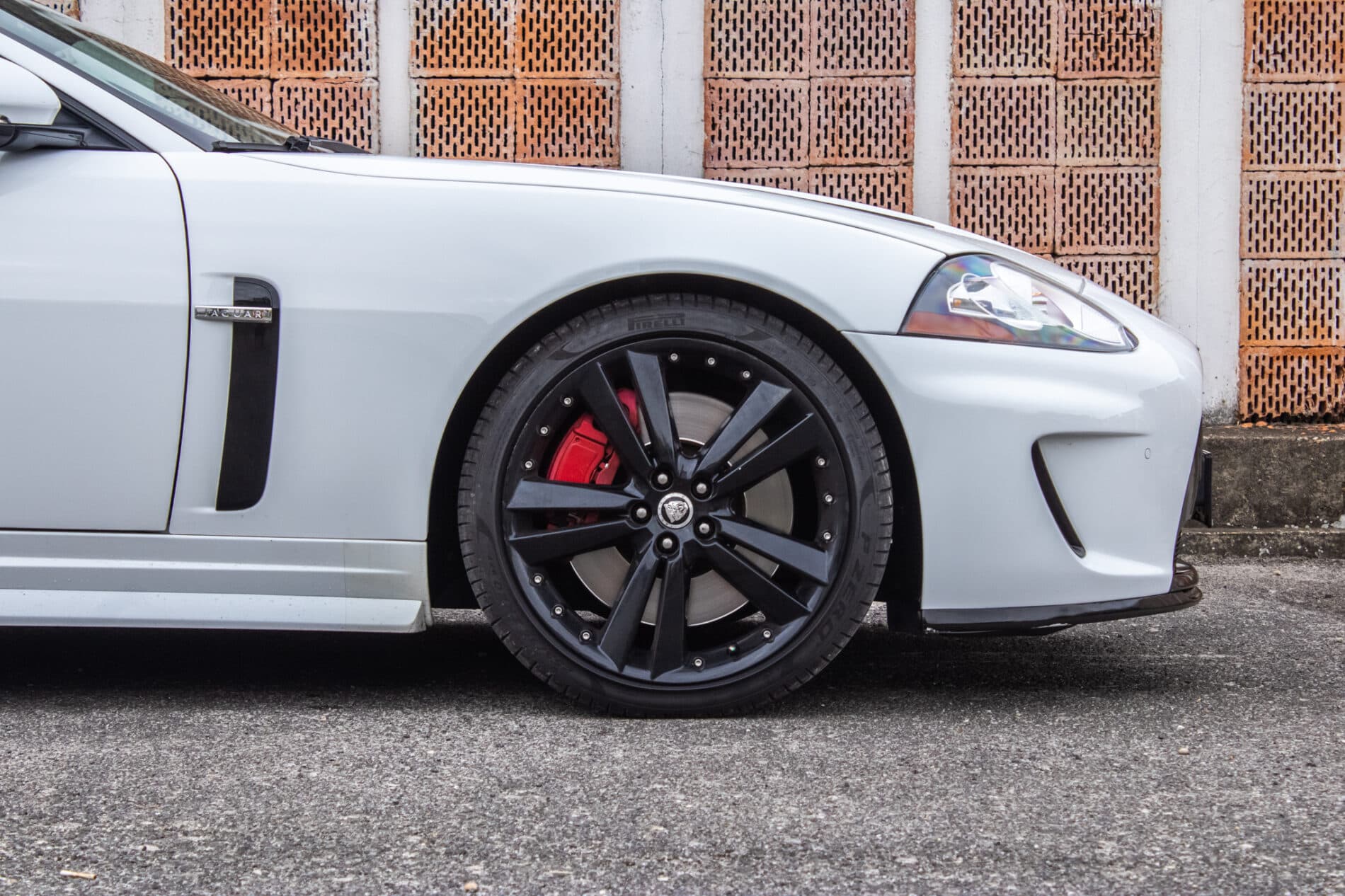 2010 Jaguar XKR, bílá kupé, 126 966 km