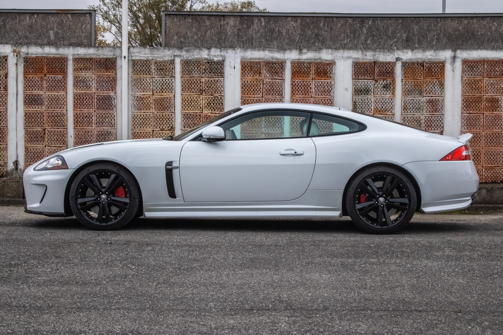 2010 Jaguar XKR, bílá kupé, 126 966 km