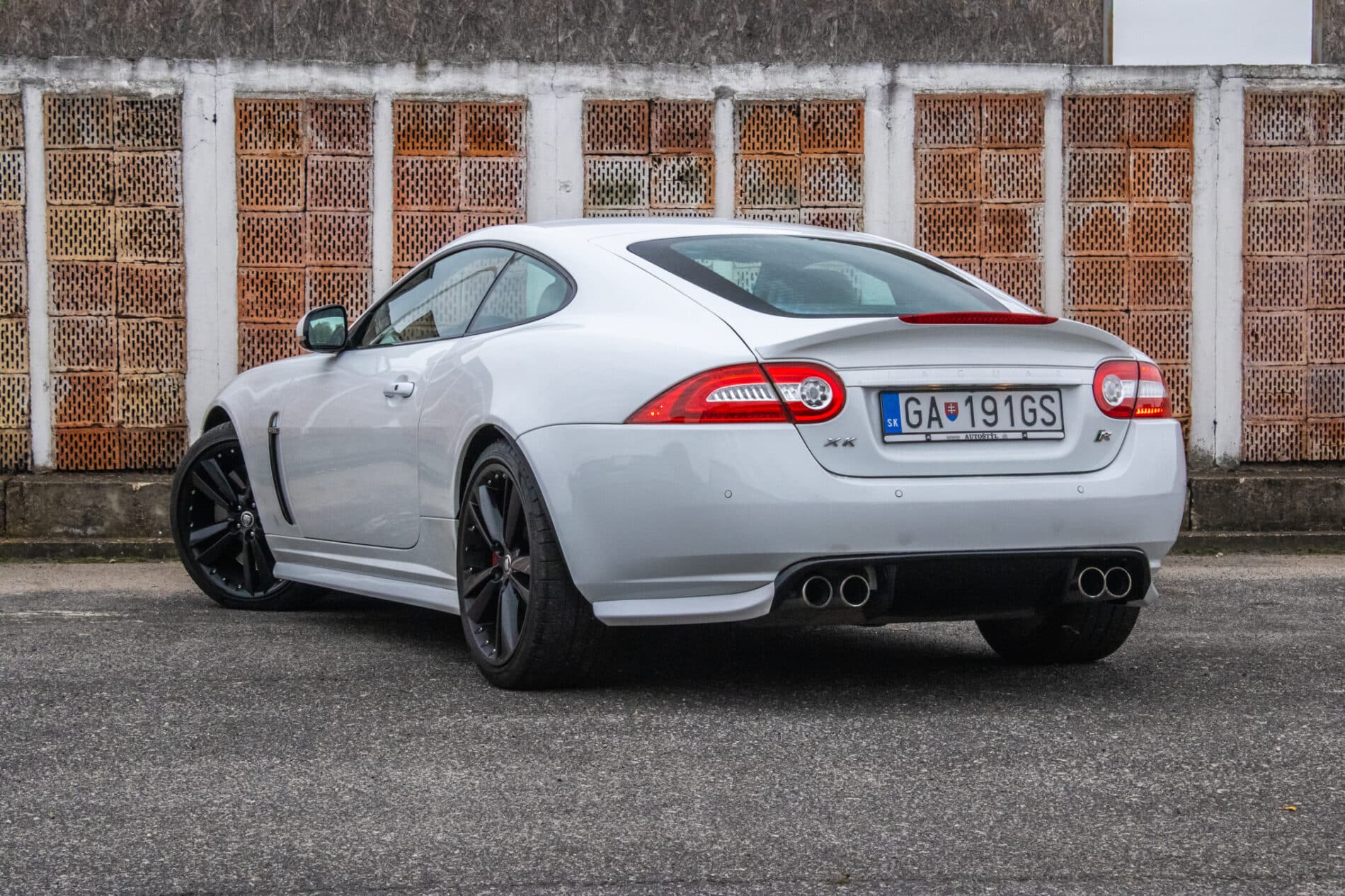 2010 Jaguar XKR, bílá kupé, 126 966 km