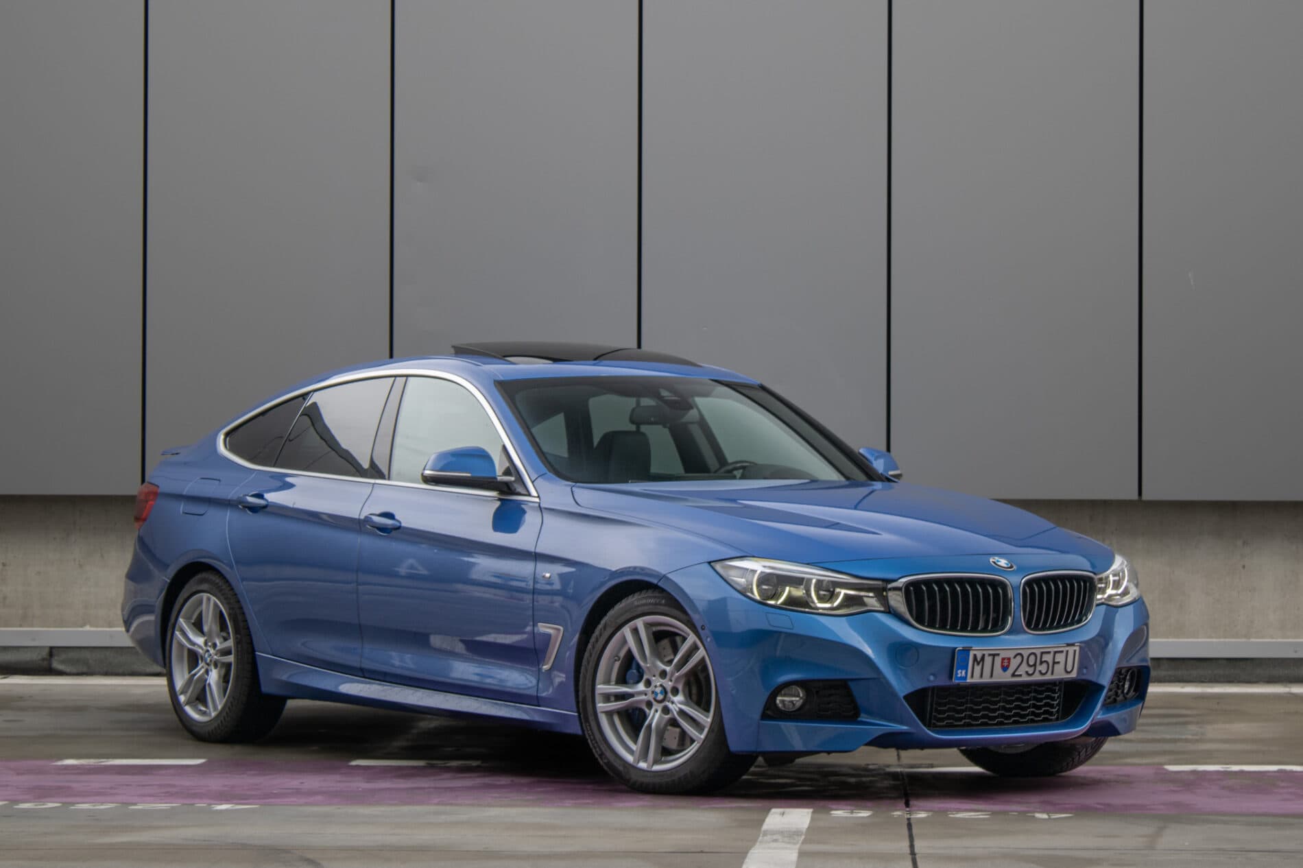 2017 BMW 330i, modrá sedan, 107 456 km