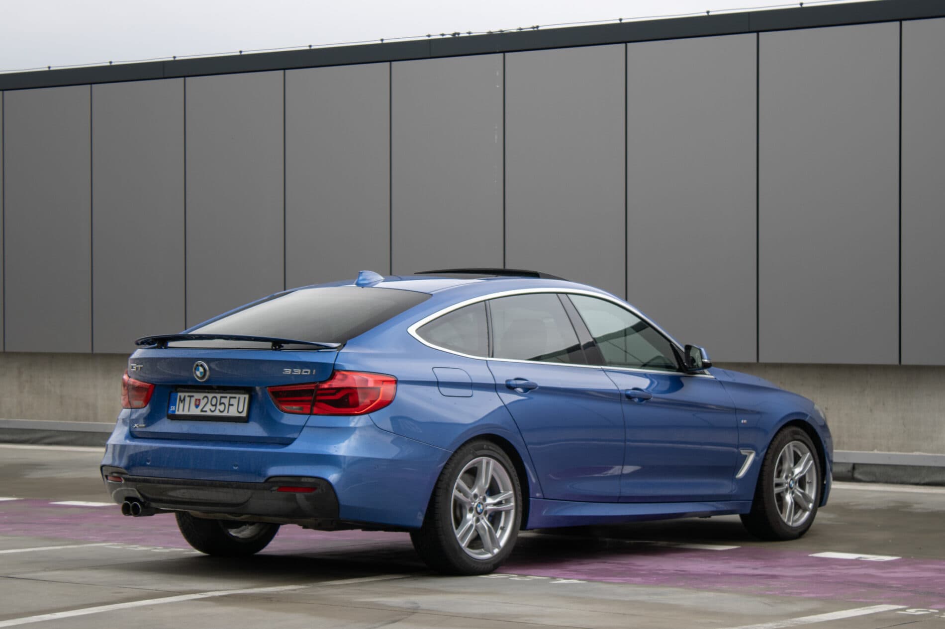 2017 BMW 330i, modrá sedan, 107 456 km