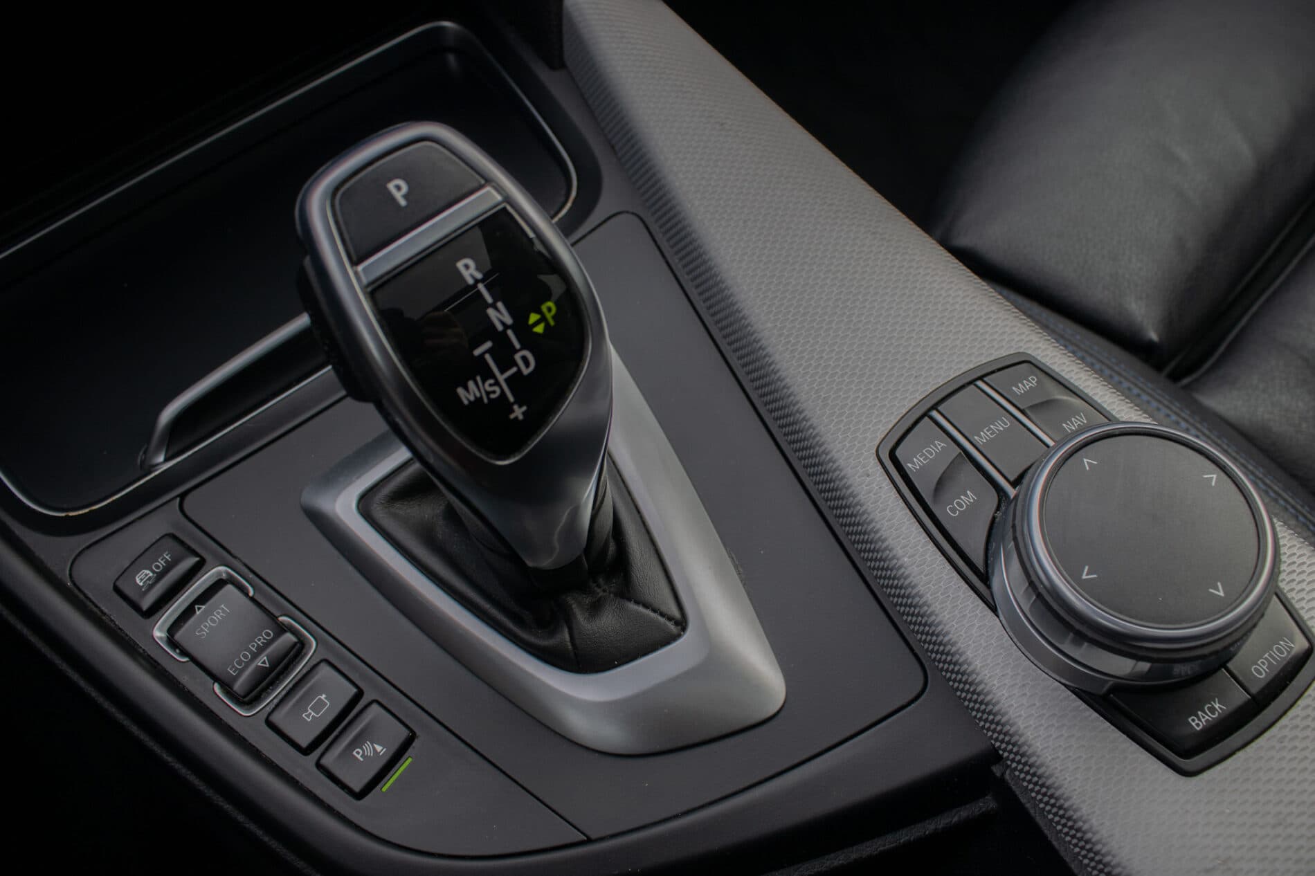 2017 BMW 330i, modrá sedan, 107 456 km