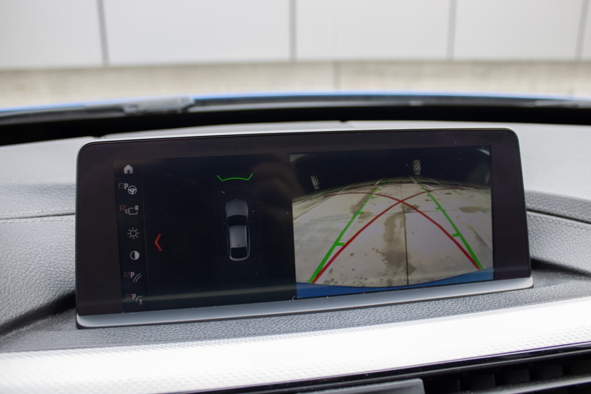 2017 BMW 330i, modrá sedan, 107 456 km