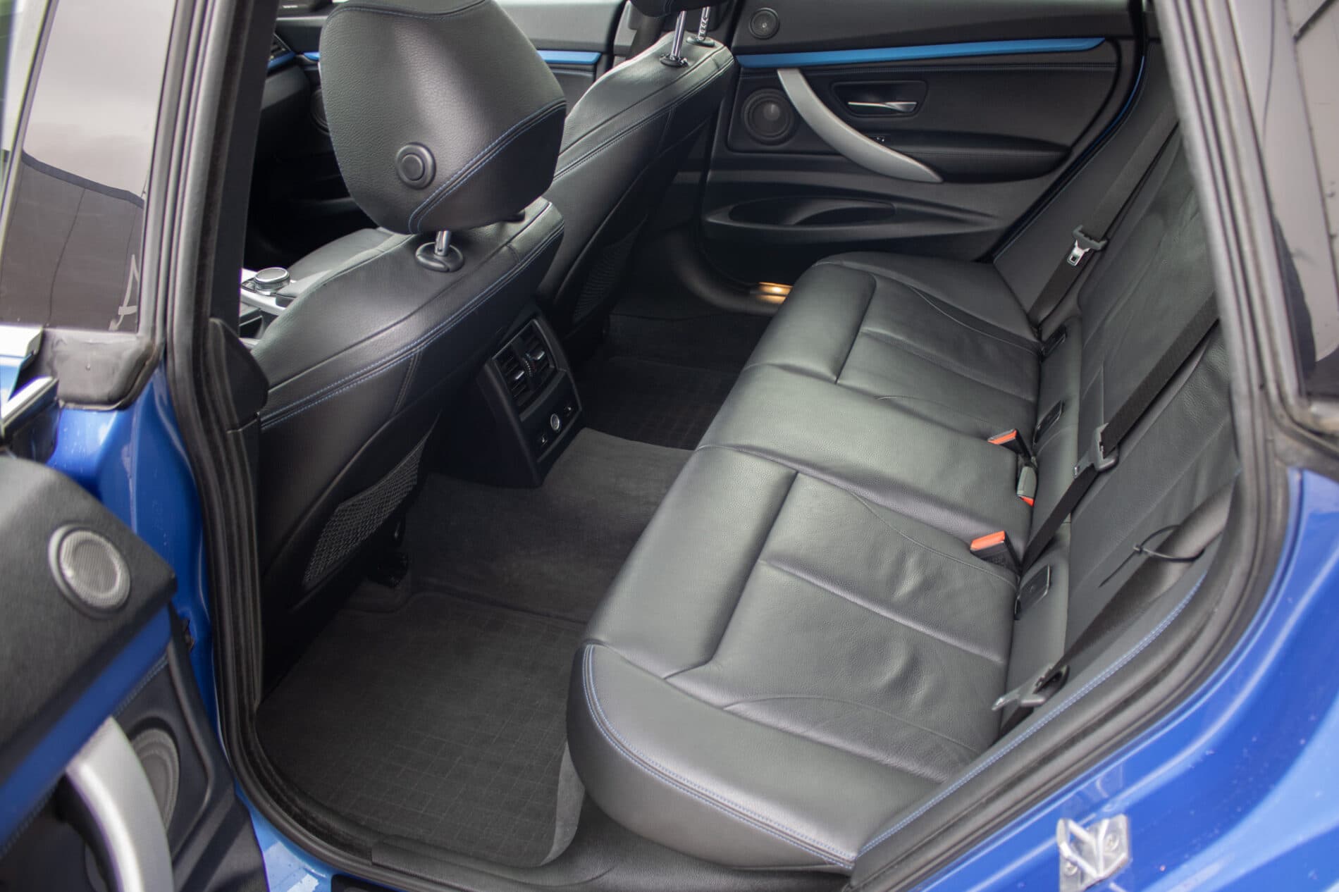 2017 BMW 330i, modrá sedan, 107 456 km