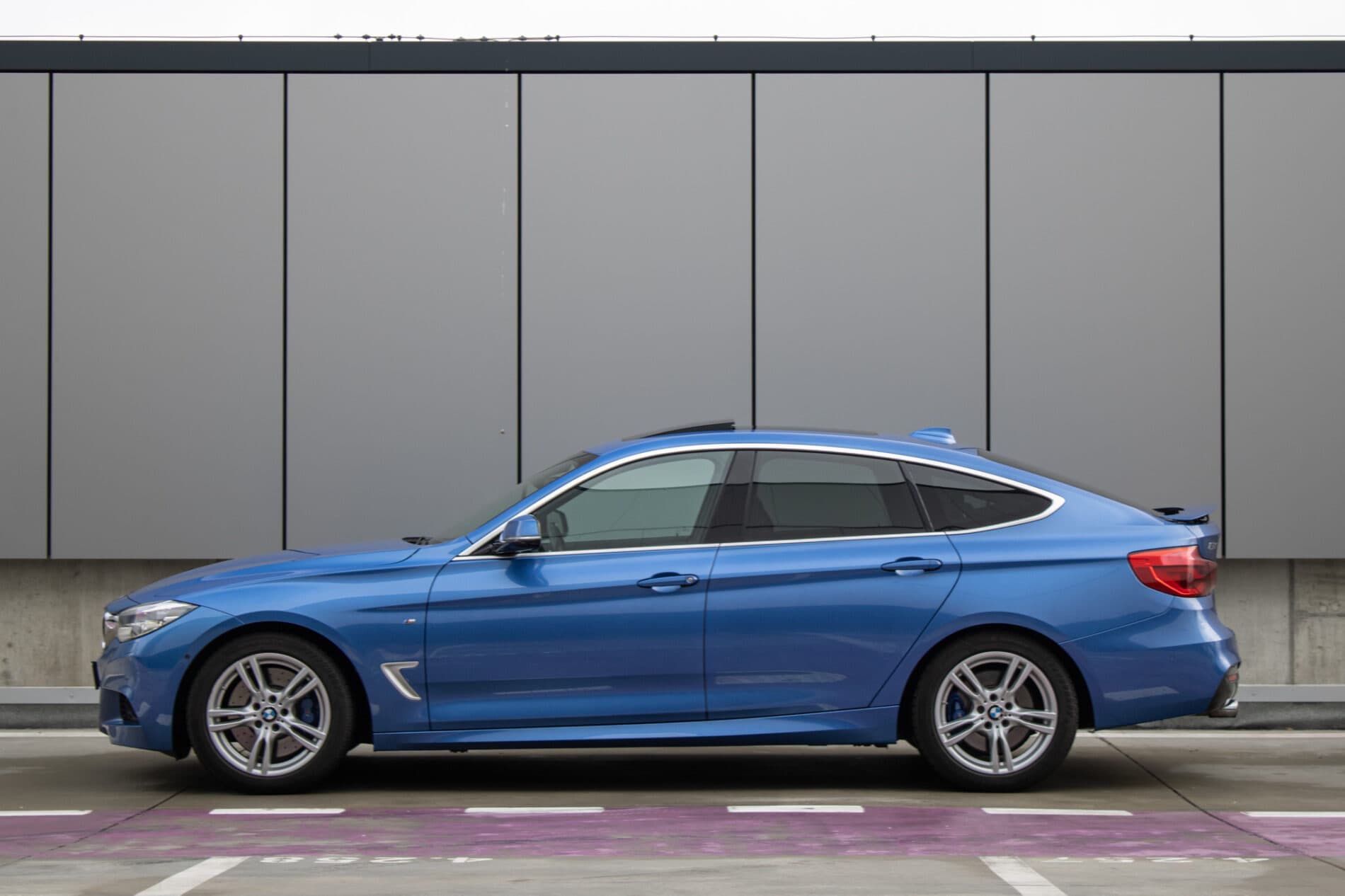 2017 BMW 330i, modrá sedan, 107 456 km