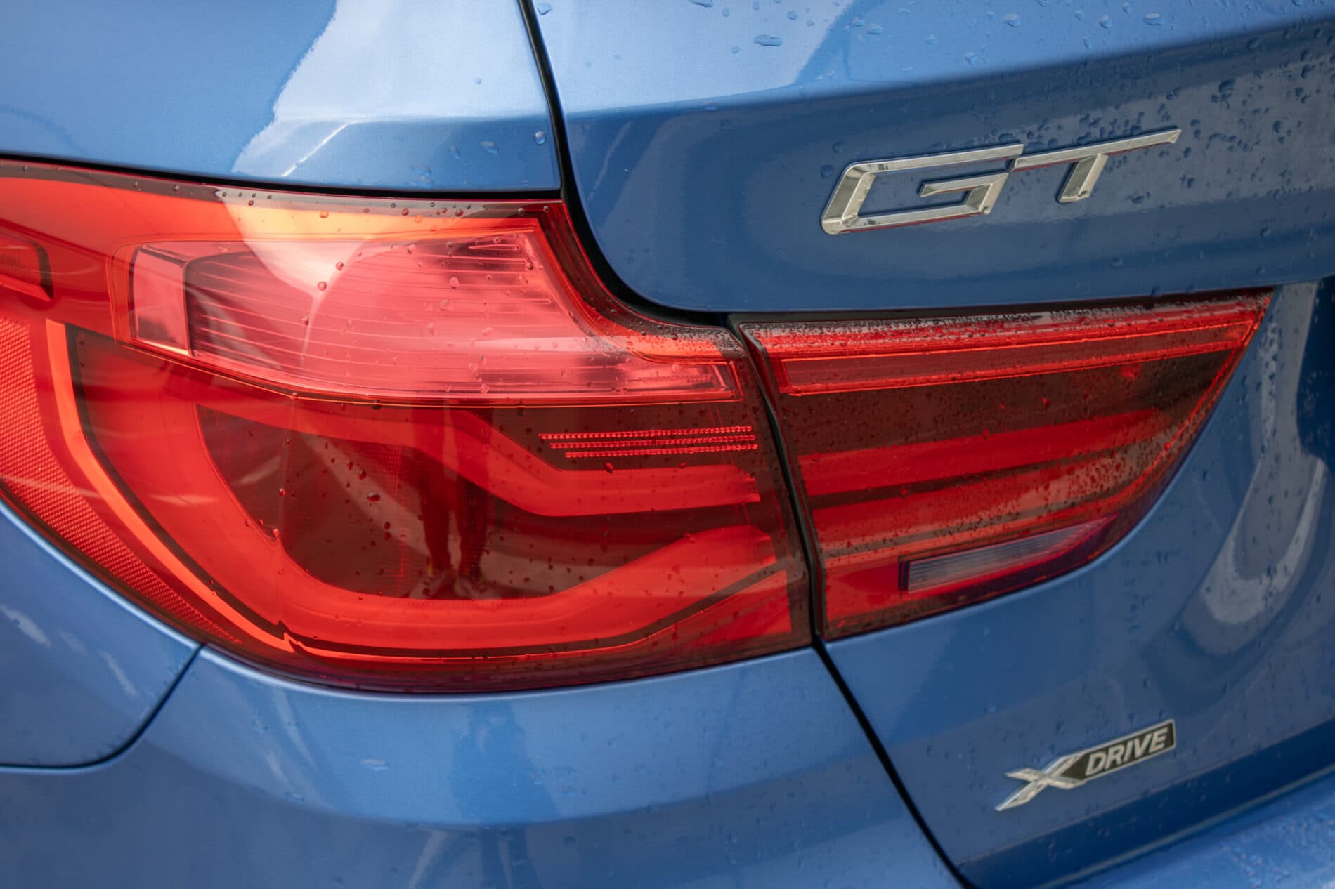 2017 BMW 330i, modrá sedan, 107 456 km