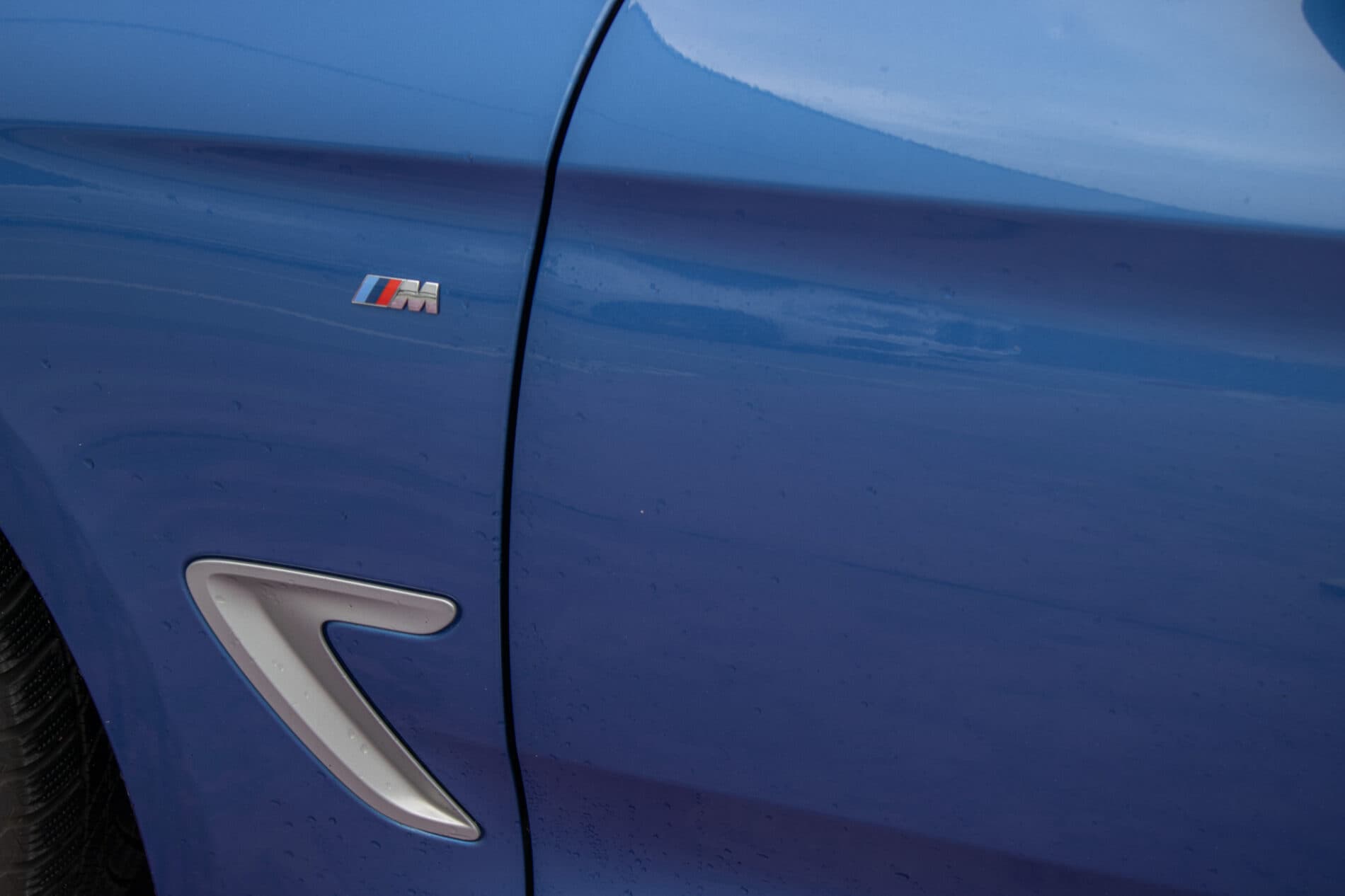 2017 BMW 330i, modrá sedan, 107 456 km