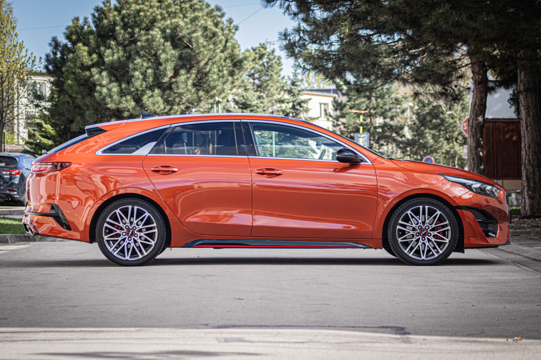 2023 Kia ProCeed GT, oranžová hatchback, 73 801 km