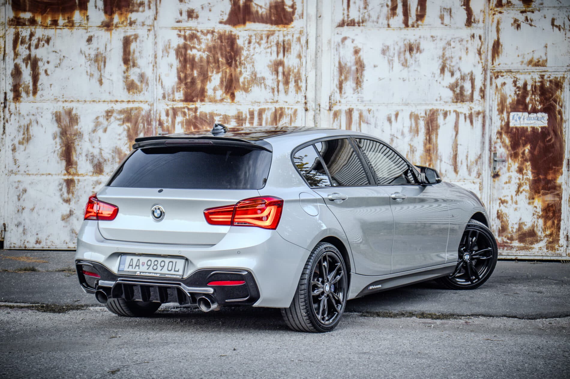 2017 BMW M140i, stříbrná hatchback, 195 054 km