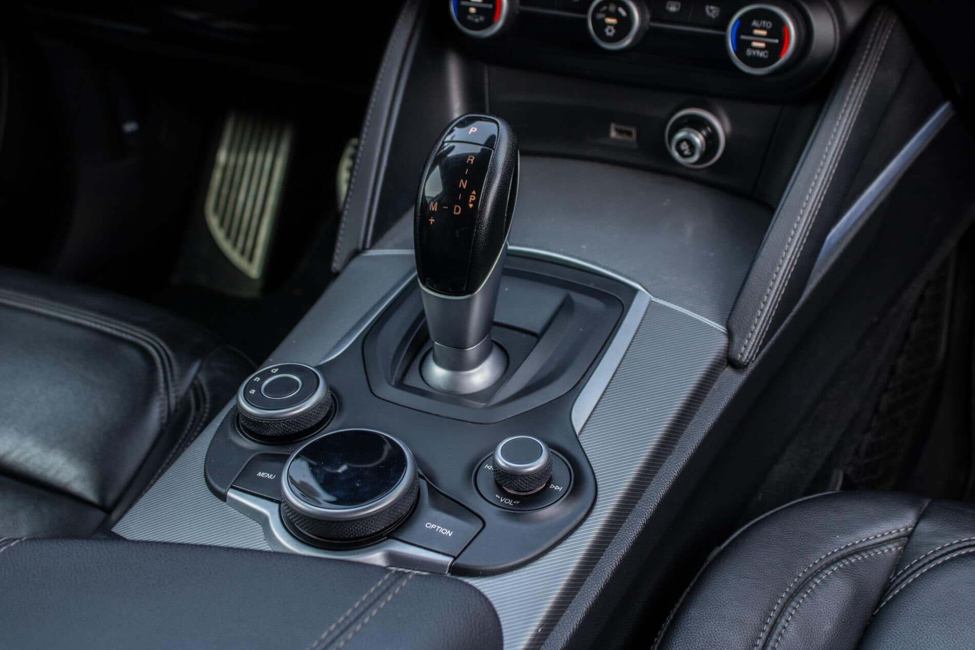 2018 Alfa Romeo Stelvio, modrá suv, 64 771 km