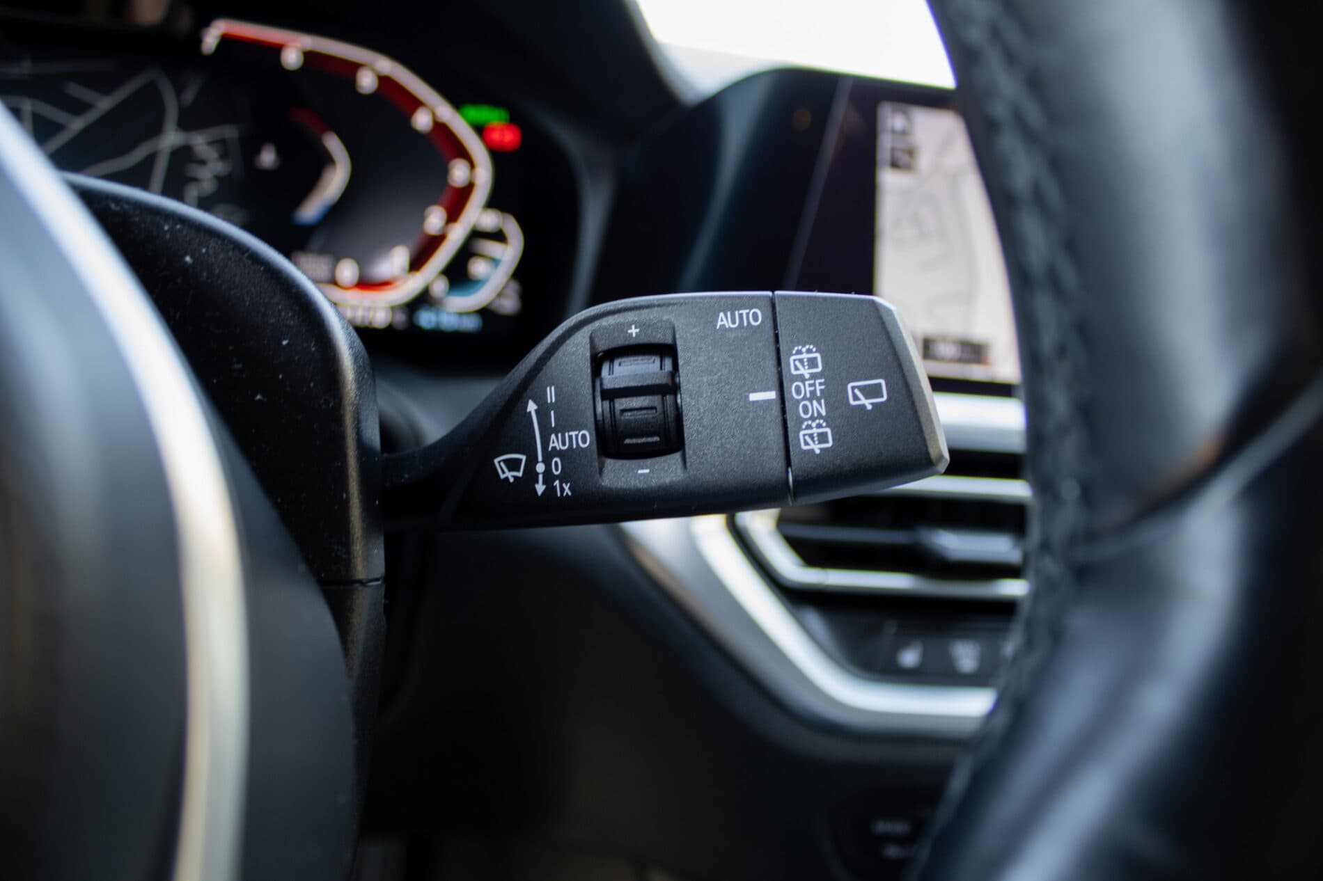 2020 BMW 320i, černá kombi, 116 282 km