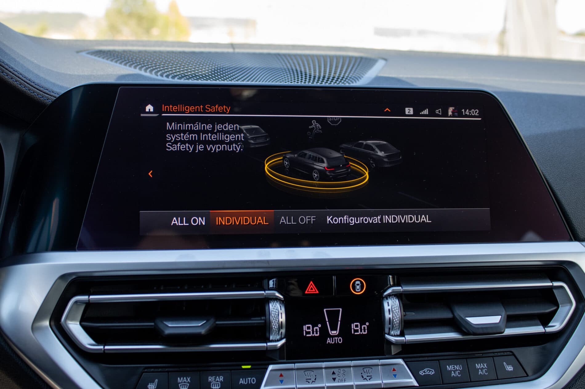 2020 BMW 320i, černá kombi, 116 282 km