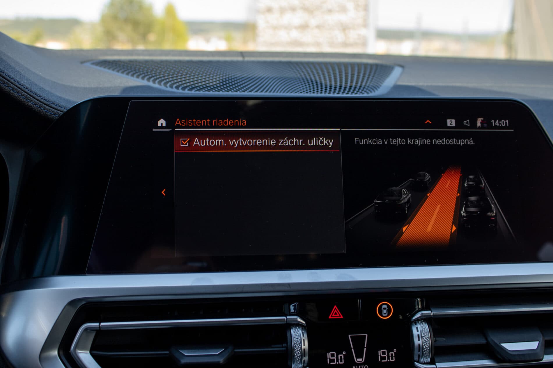 2020 BMW 320i, černá kombi, 116 282 km