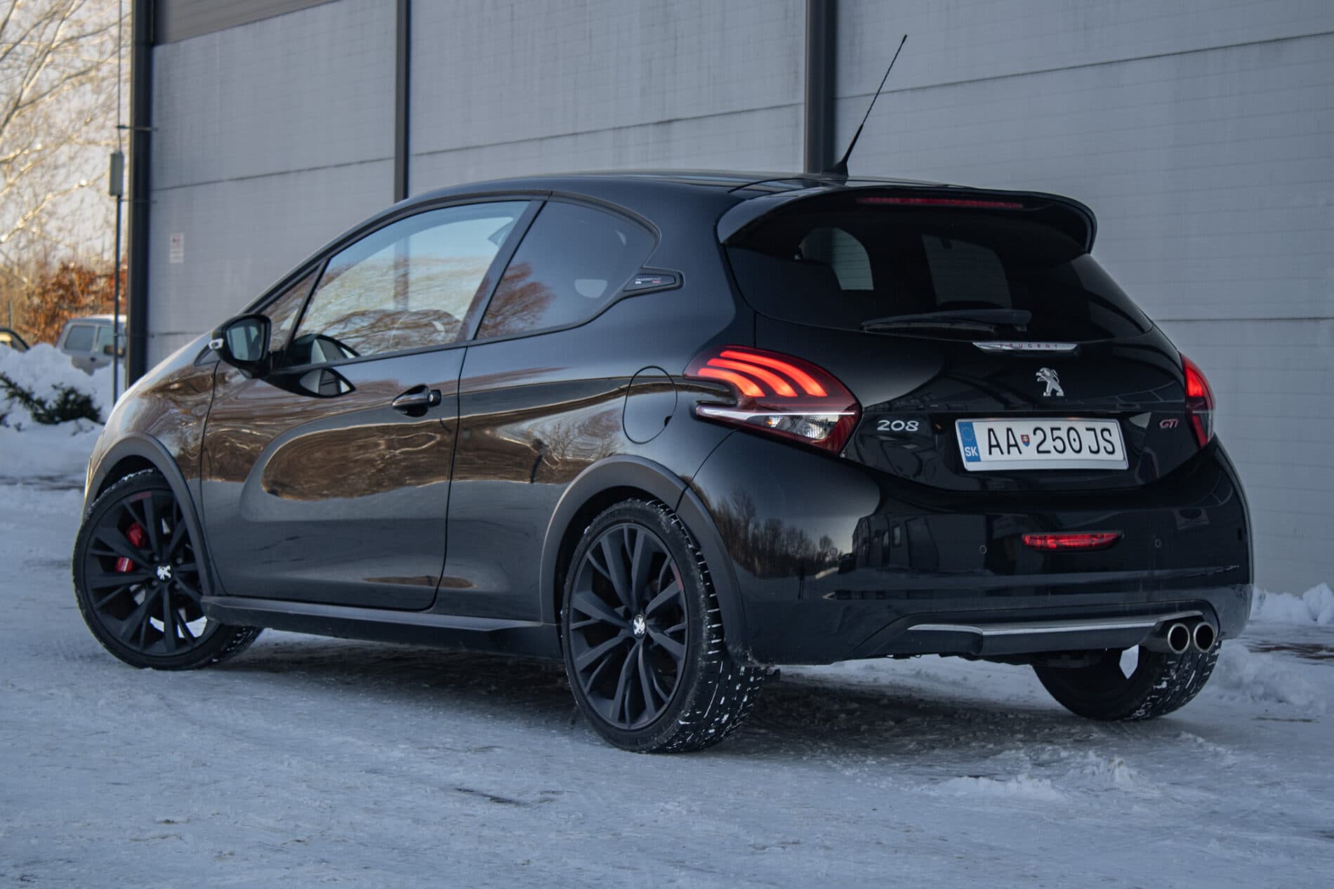 2018 Peugeot 208 GTi, černá hatchback, 153 104 km