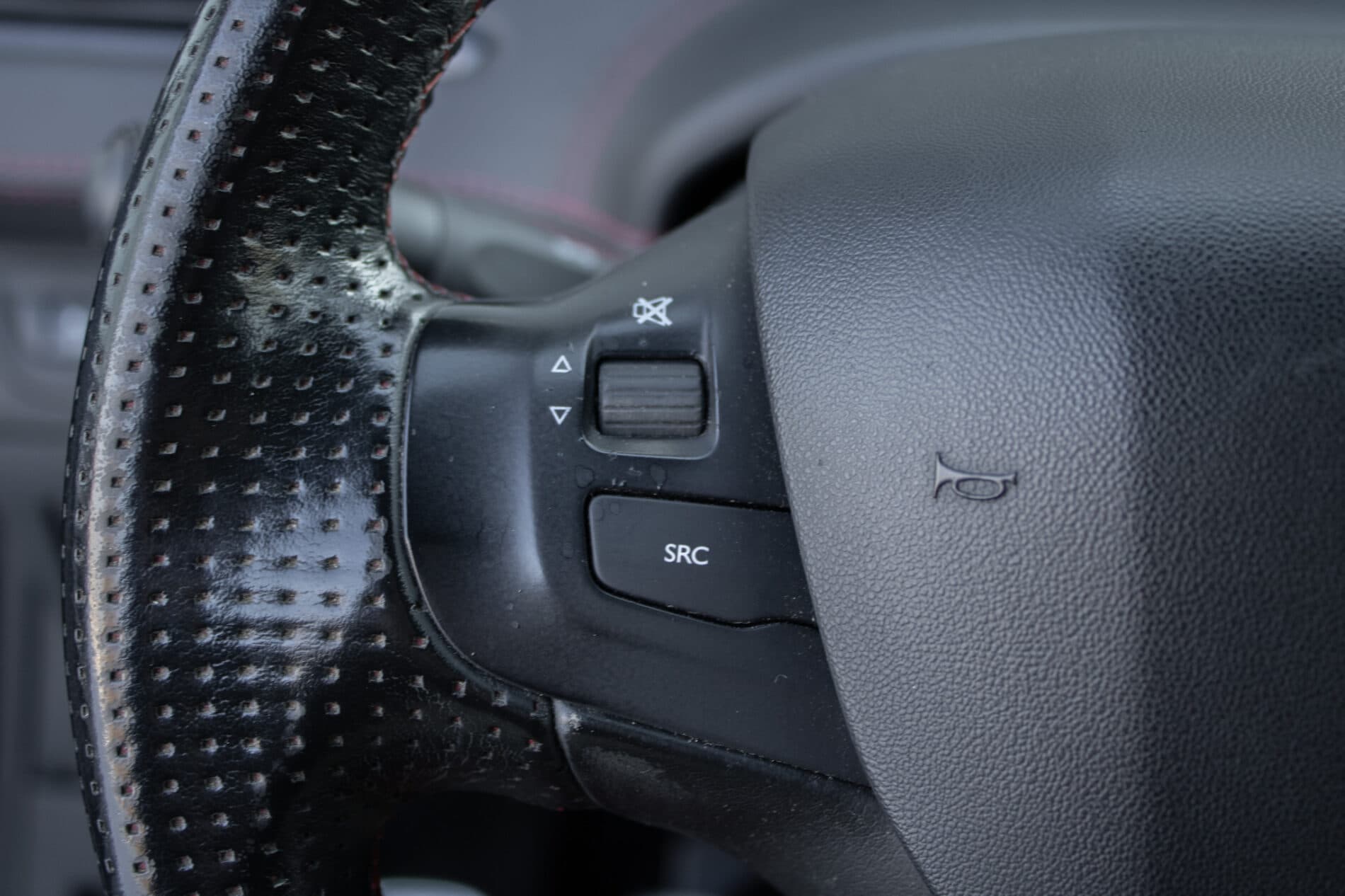2018 Peugeot 208 GTi, černá hatchback, 153 104 km
