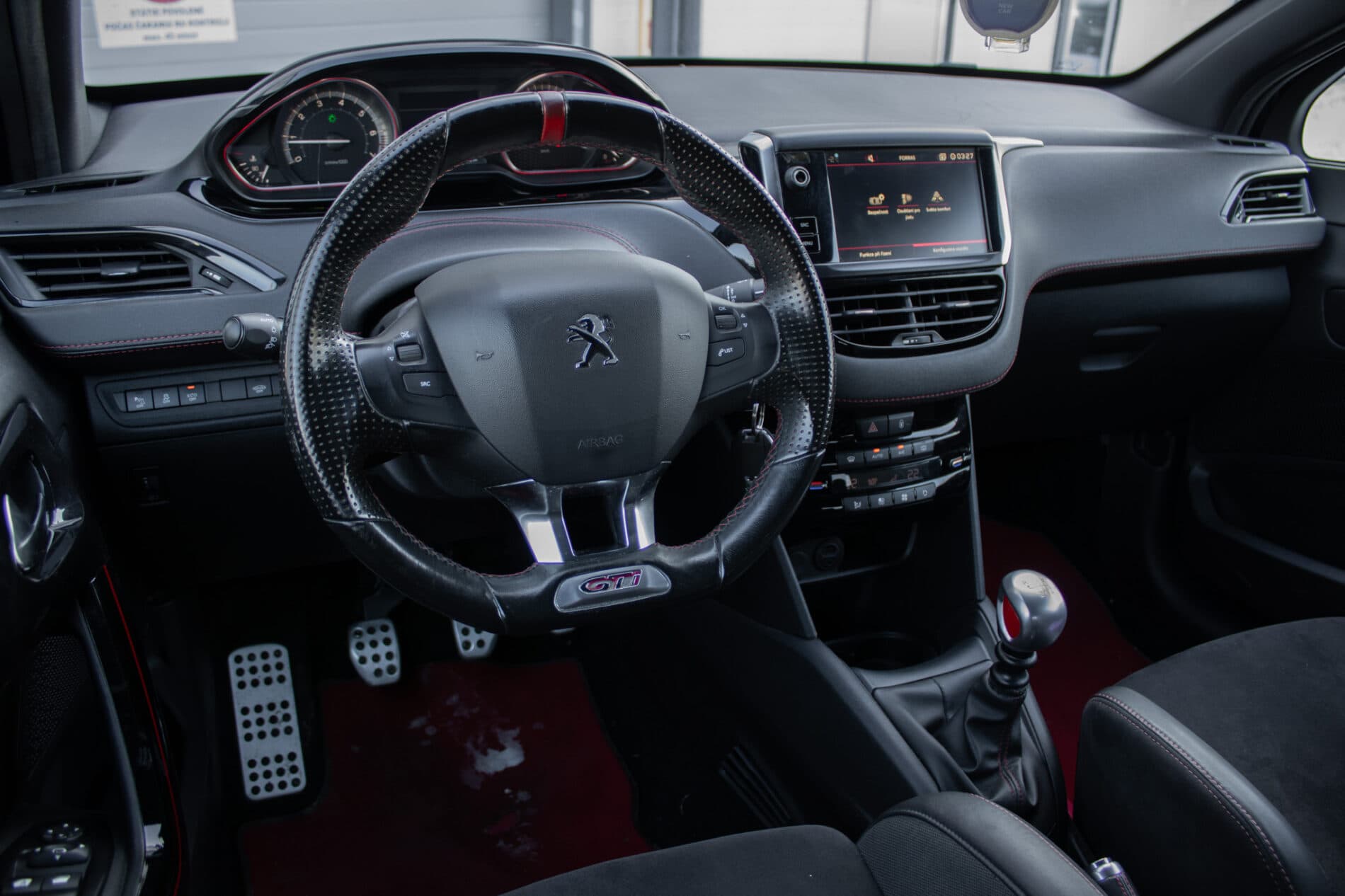 2018 Peugeot 208 GTi, černá hatchback, 153 104 km