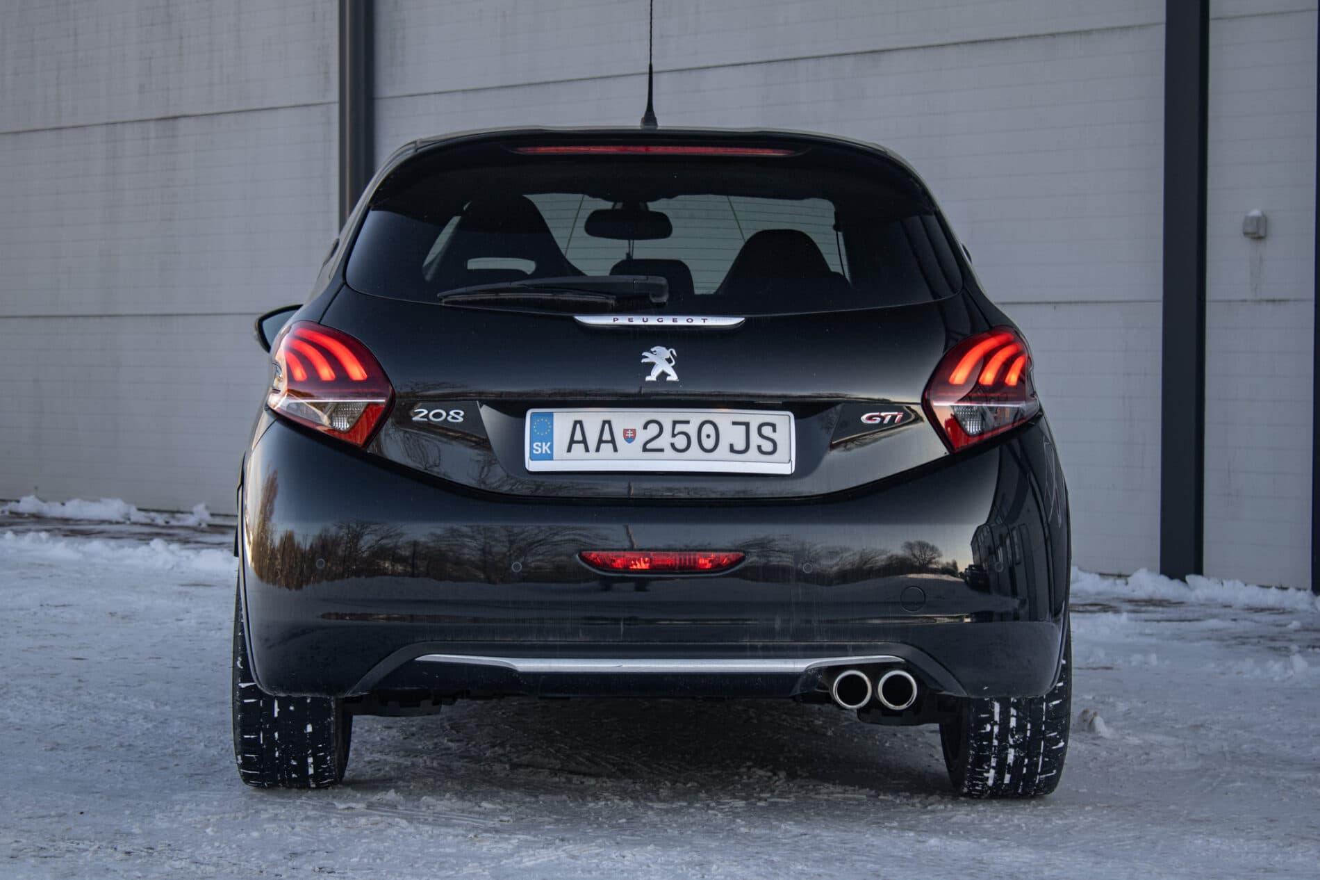 2018 Peugeot 208 GTi, černá hatchback, 153 104 km