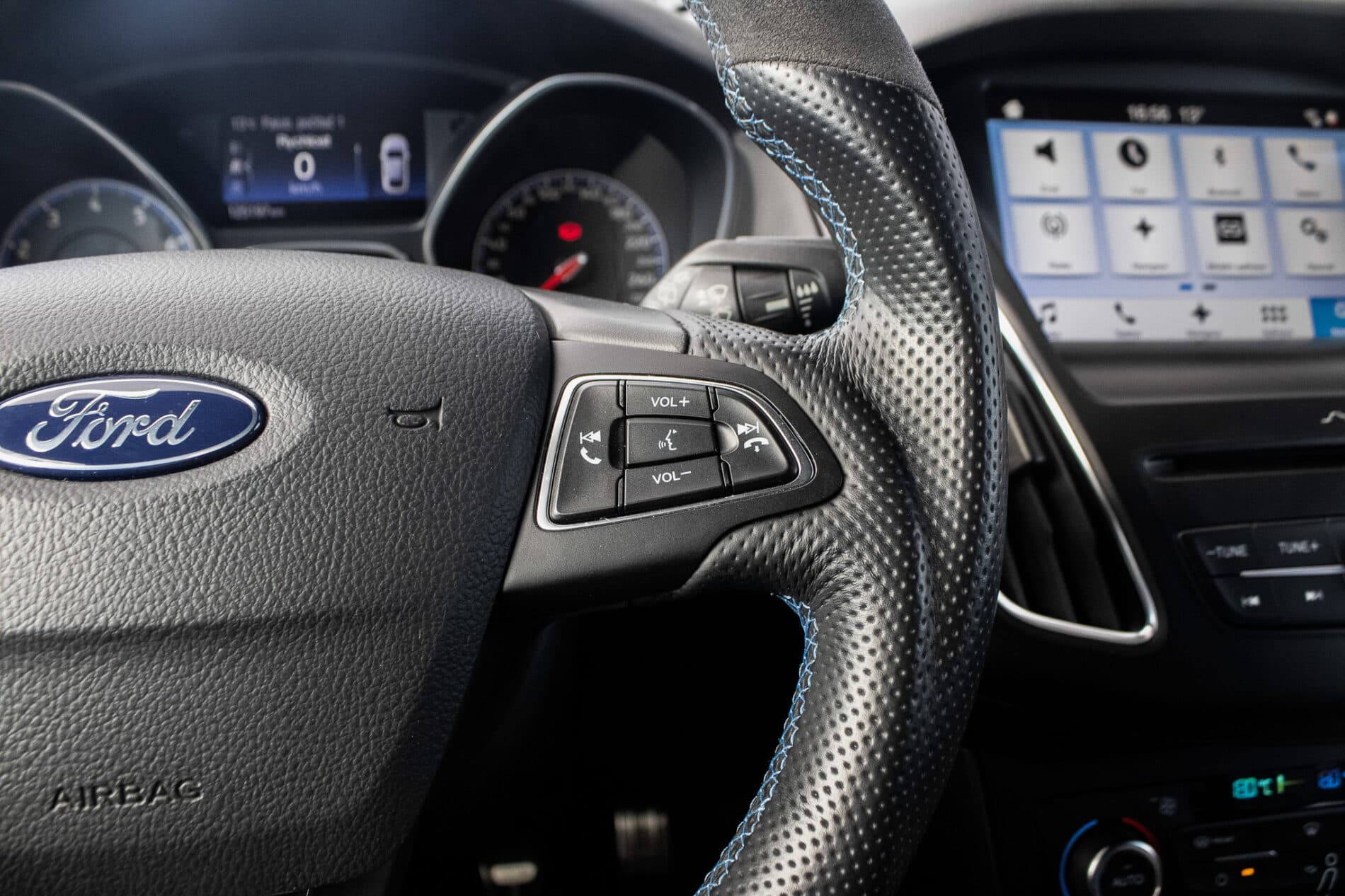 2017 Ford Focus RS, šedá hatchback, 125 197 km