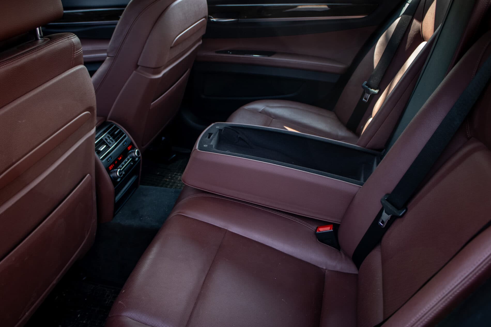 2013 BMW 750d, černá sedan, 231 861 km
